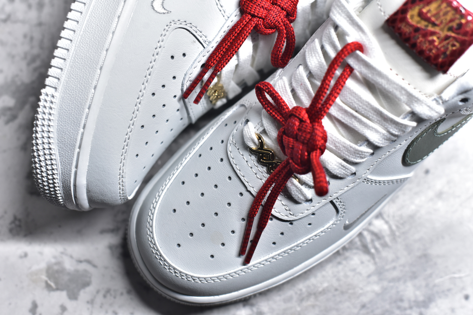 图片[8]-#NK Air Force 1 Low \’07 空军一号低帮经典板鞋 CNY蛇年限定 HV5979-130 大厂出品 同步官方全新版本 不规则波浪大底咬花 全鞋电脑针车 工整有序 视觉效果满分 原厂拉帮手法 标准四线 密度针距针孔大小控制到位 原装反口里网布海绵 正确卡色网眼大小 新版鞋撑改用纸团代替 原厂港宝加持完美还原灵魂版型 原盒原配从里到外百分百还原 原厂全头层原厂皮料 原标原盒 内置Sole气垫 中底白色背胶 中底划线 已经无限的接近公司 原厂楦头 原厂刺绣 后跟弧度修正 独家私模 尺码：35.5 36 36.5 37.5 38 38.5 39 40 40.5 41 42 42.5 43 44 44.5 45 46-选品中心