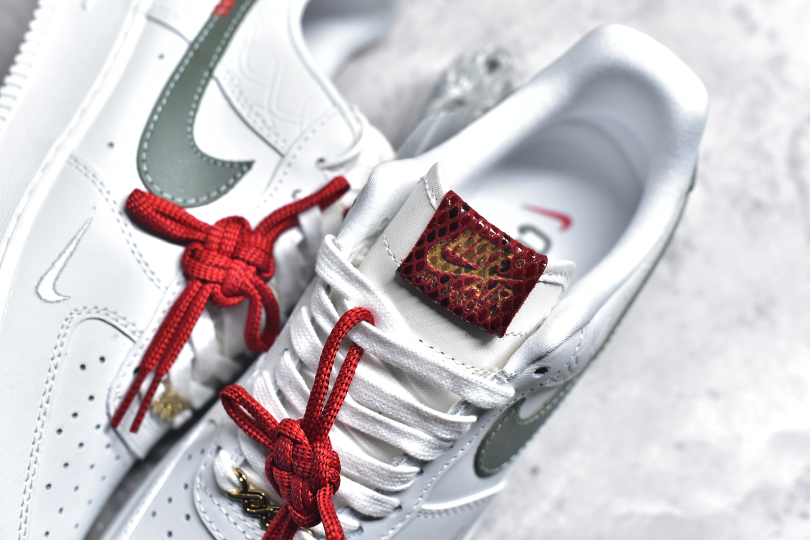 图片[9]-#NK Air Force 1 Low \’07 空军一号低帮经典板鞋 CNY蛇年限定 HV5979-130 大厂出品 同步官方全新版本 不规则波浪大底咬花 全鞋电脑针车 工整有序 视觉效果满分 原厂拉帮手法 标准四线 密度针距针孔大小控制到位 原装反口里网布海绵 正确卡色网眼大小 新版鞋撑改用纸团代替 原厂港宝加持完美还原灵魂版型 原盒原配从里到外百分百还原 原厂全头层原厂皮料 原标原盒 内置Sole气垫 中底白色背胶 中底划线 已经无限的接近公司 原厂楦头 原厂刺绣 后跟弧度修正 独家私模 尺码：35.5 36 36.5 37.5 38 38.5 39 40 40.5 41 42 42.5 43 44 44.5 45 46-选品中心