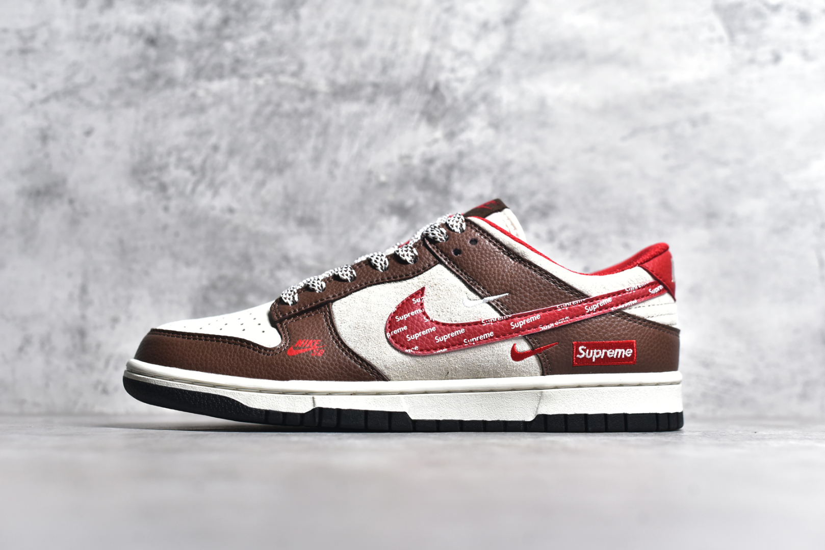 #NK SB Dunk Low Sup联名 字母红勾 周年高端定制 低帮休闲板鞋 DJ2024-096 #定制鞋盒 大厂纯原品质出货 超高清洁度 皮料切割干净无任何毛边 细节完美 尺码：36 36.5 37.5 38 38.5 39 40 40.5 41 42 42.5 43 44 44.5 45-选品中心