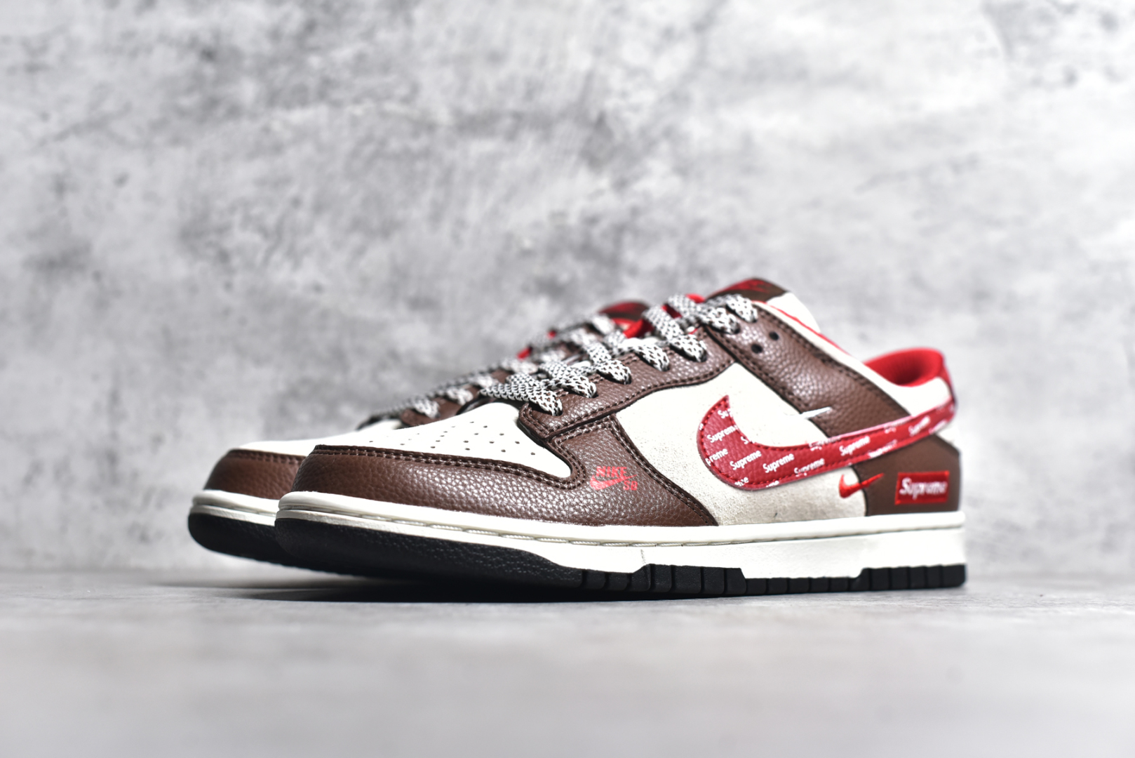 图片[2]-#NK SB Dunk Low Sup联名 字母红勾 周年高端定制 低帮休闲板鞋 DJ2024-096 #定制鞋盒 大厂纯原品质出货 超高清洁度 皮料切割干净无任何毛边 细节完美 尺码：36 36.5 37.5 38 38.5 39 40 40.5 41 42 42.5 43 44 44.5 45-选品中心