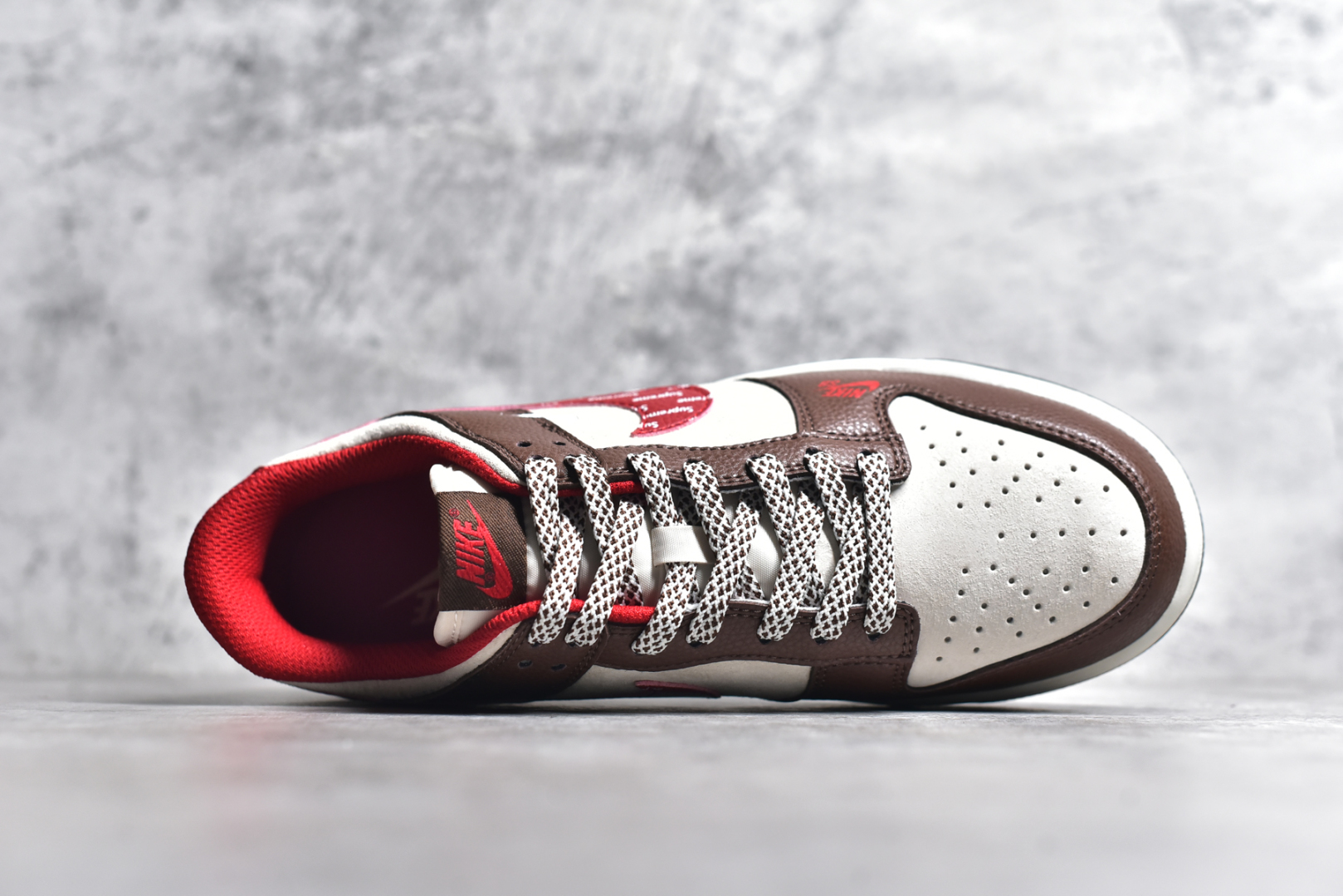 图片[4]-#NK SB Dunk Low Sup联名 字母红勾 周年高端定制 低帮休闲板鞋 DJ2024-096 #定制鞋盒 大厂纯原品质出货 超高清洁度 皮料切割干净无任何毛边 细节完美 尺码：36 36.5 37.5 38 38.5 39 40 40.5 41 42 42.5 43 44 44.5 45-选品中心
