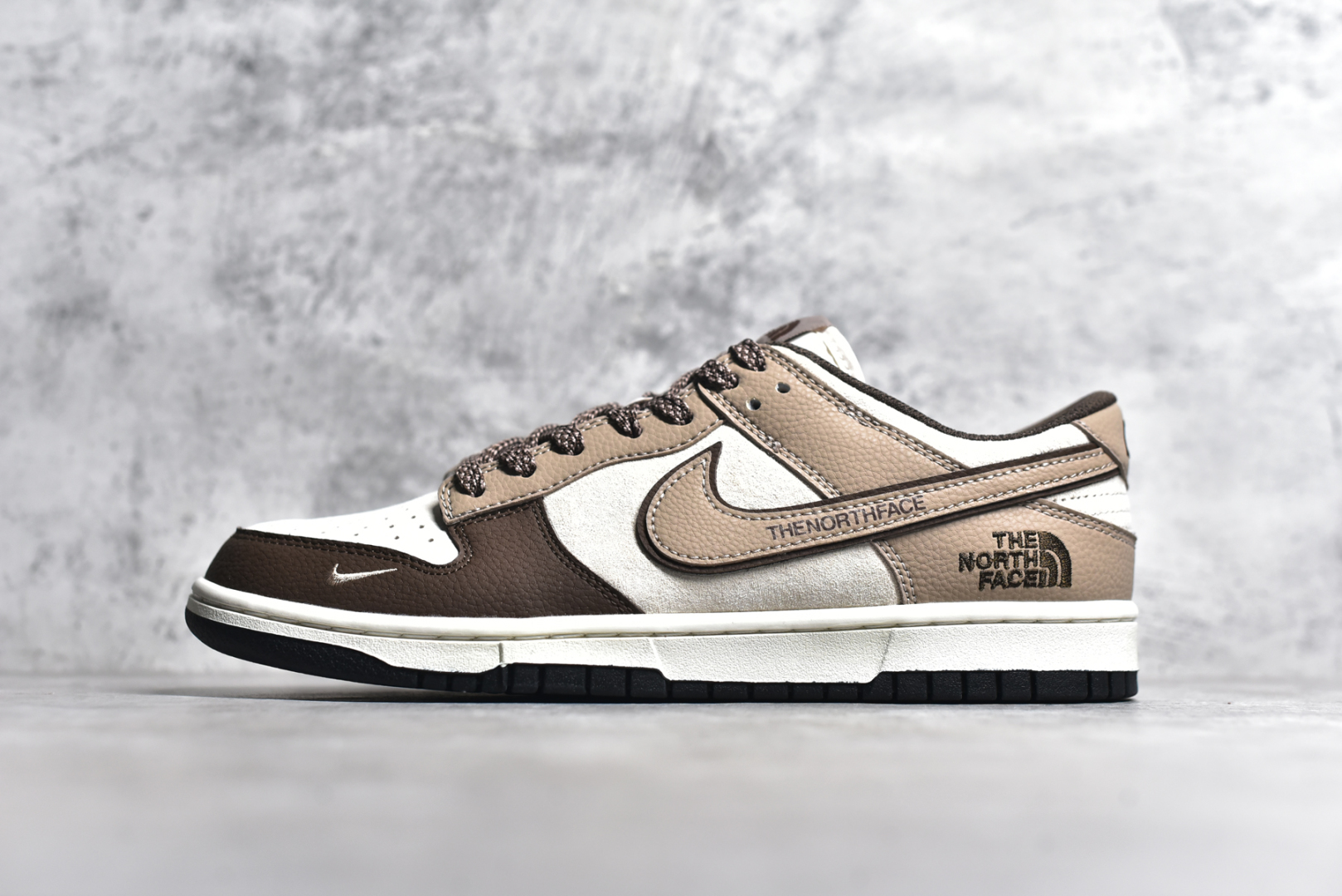 #NK SB Dunk Low 北面蛇年联名 字幕棕勾 周年高端定制 低帮休闲板鞋 DJ2024-090 #定制鞋盒 大厂纯原品质出货 超高清洁度 皮料切割干净无任何毛边 细节完美 尺码：36 36.5 37.5 38 38.5 39 40 40.5 41 42 42.5 43 44 44.5 45-选品中心