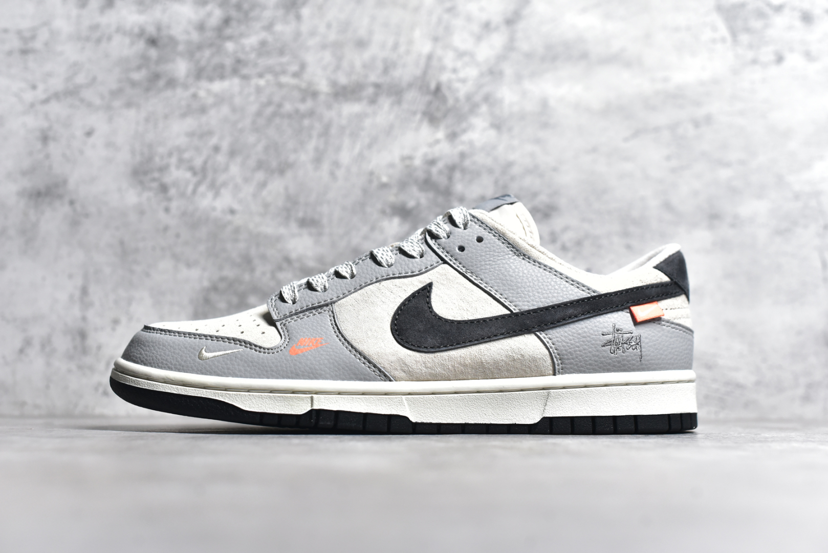 #Nk SB Dunk Low 斯图西联名 刺绣黑勾 周年高端定制 低帮休闲板鞋 DJ2024-095 #定制鞋盒 大厂纯原品质出货 超高清洁度 皮料切割干净无任何毛边 细节完美 尺码：36 36.5 37.5 38 38.5 39 40 40.5 41 42 42.5 43 44 44.5 45-选品中心