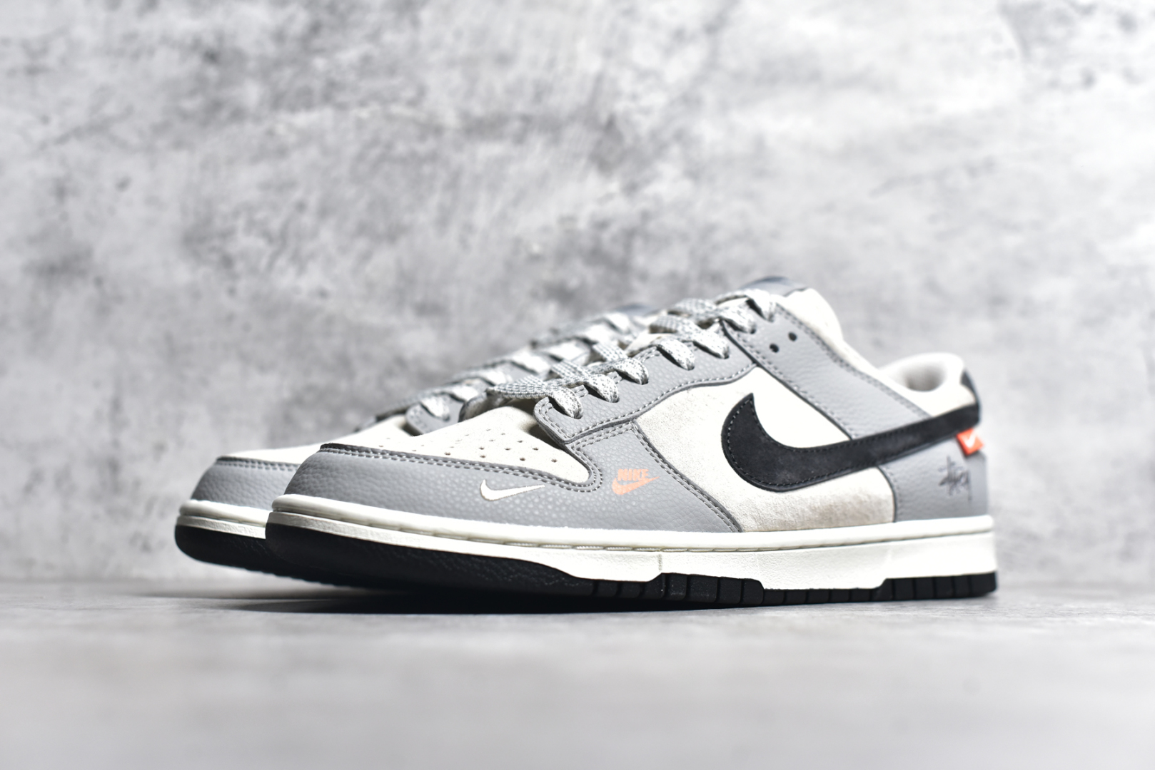 图片[2]-#Nk SB Dunk Low 斯图西联名 刺绣黑勾 周年高端定制 低帮休闲板鞋 DJ2024-095 #定制鞋盒 大厂纯原品质出货 超高清洁度 皮料切割干净无任何毛边 细节完美 尺码：36 36.5 37.5 38 38.5 39 40 40.5 41 42 42.5 43 44 44.5 45-选品中心
