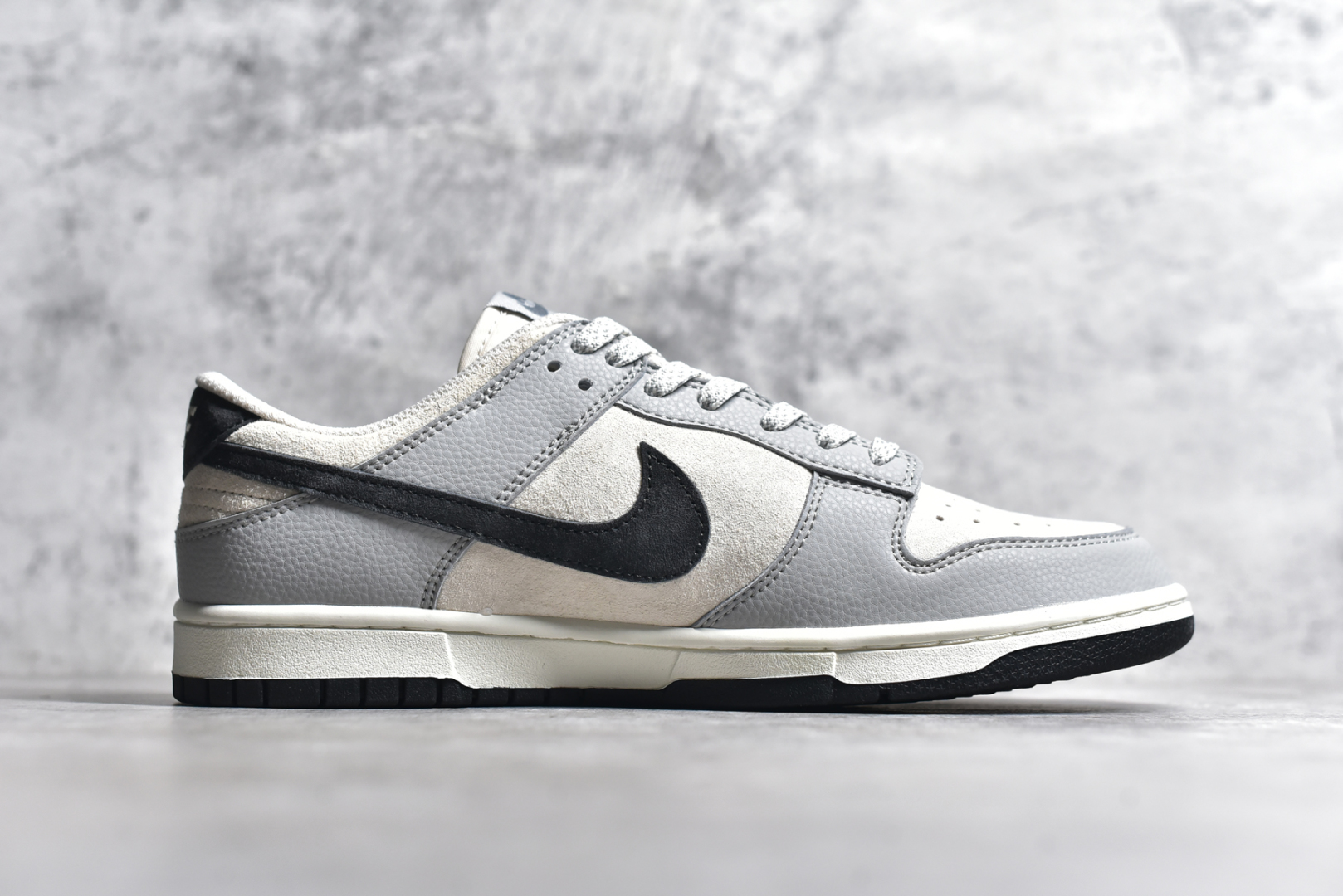 图片[3]-#Nk SB Dunk Low 斯图西联名 刺绣黑勾 周年高端定制 低帮休闲板鞋 DJ2024-095 #定制鞋盒 大厂纯原品质出货 超高清洁度 皮料切割干净无任何毛边 细节完美 尺码：36 36.5 37.5 38 38.5 39 40 40.5 41 42 42.5 43 44 44.5 45-选品中心