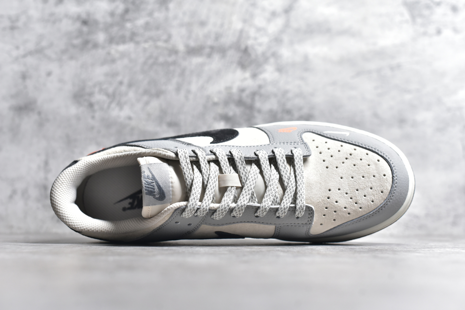 图片[4]-#Nk SB Dunk Low 斯图西联名 刺绣黑勾 周年高端定制 低帮休闲板鞋 DJ2024-095 #定制鞋盒 大厂纯原品质出货 超高清洁度 皮料切割干净无任何毛边 细节完美 尺码：36 36.5 37.5 38 38.5 39 40 40.5 41 42 42.5 43 44 44.5 45-选品中心