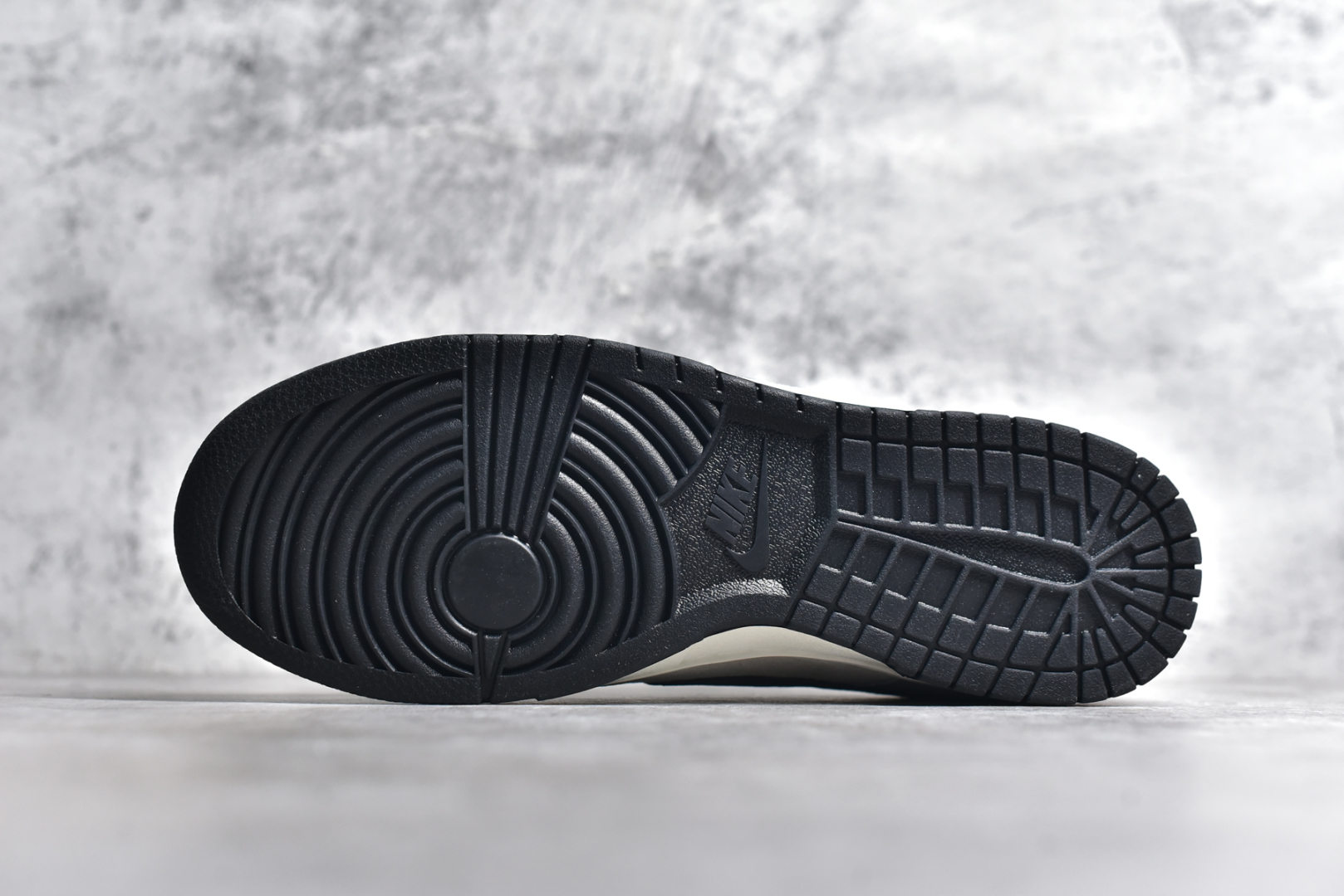 图片[6]-#Nk SB Dunk Low 斯图西联名 刺绣黑勾 周年高端定制 低帮休闲板鞋 DJ2024-095 #定制鞋盒 大厂纯原品质出货 超高清洁度 皮料切割干净无任何毛边 细节完美 尺码：36 36.5 37.5 38 38.5 39 40 40.5 41 42 42.5 43 44 44.5 45-选品中心