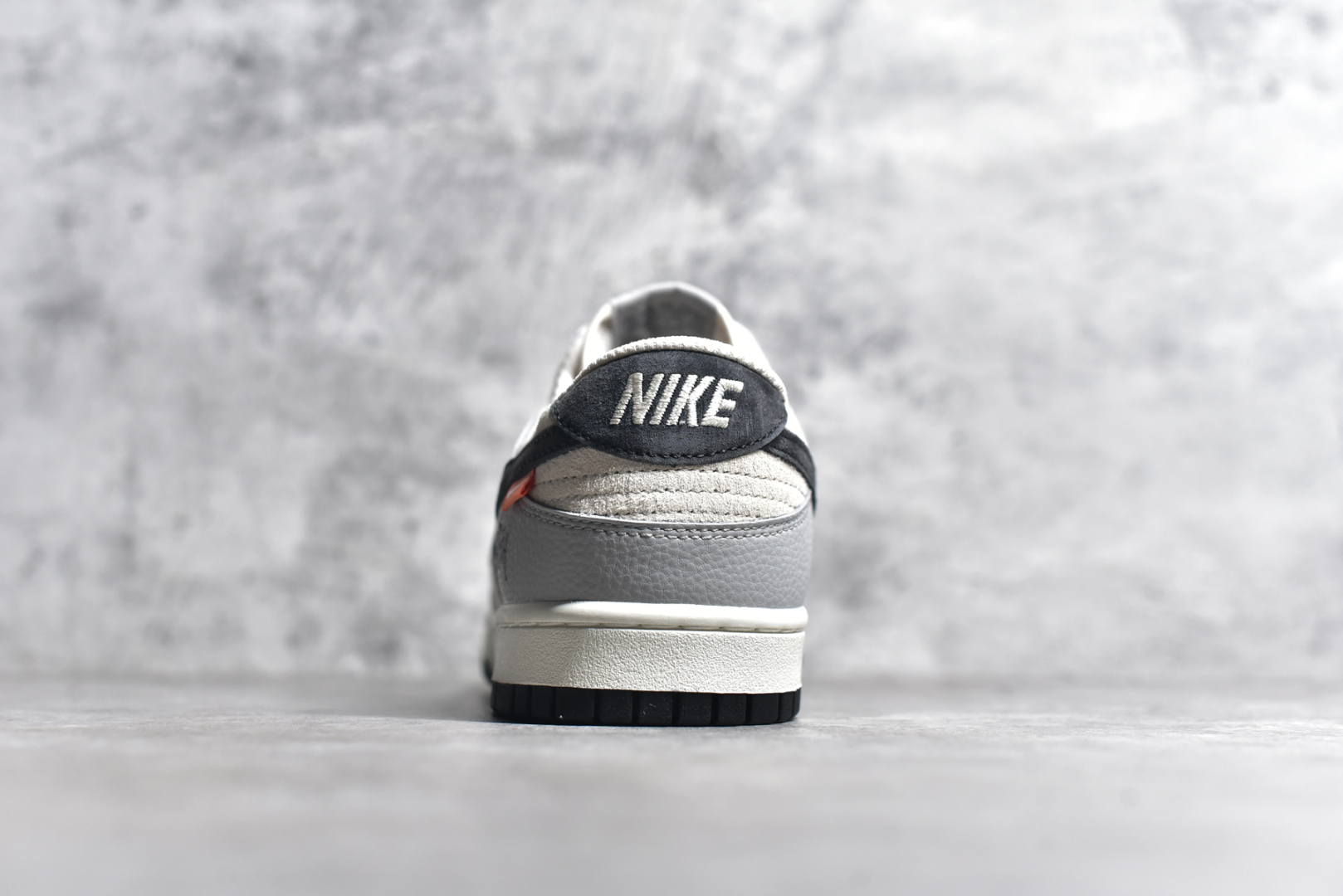 图片[5]-#Nk SB Dunk Low 斯图西联名 刺绣黑勾 周年高端定制 低帮休闲板鞋 DJ2024-095 #定制鞋盒 大厂纯原品质出货 超高清洁度 皮料切割干净无任何毛边 细节完美 尺码：36 36.5 37.5 38 38.5 39 40 40.5 41 42 42.5 43 44 44.5 45-选品中心