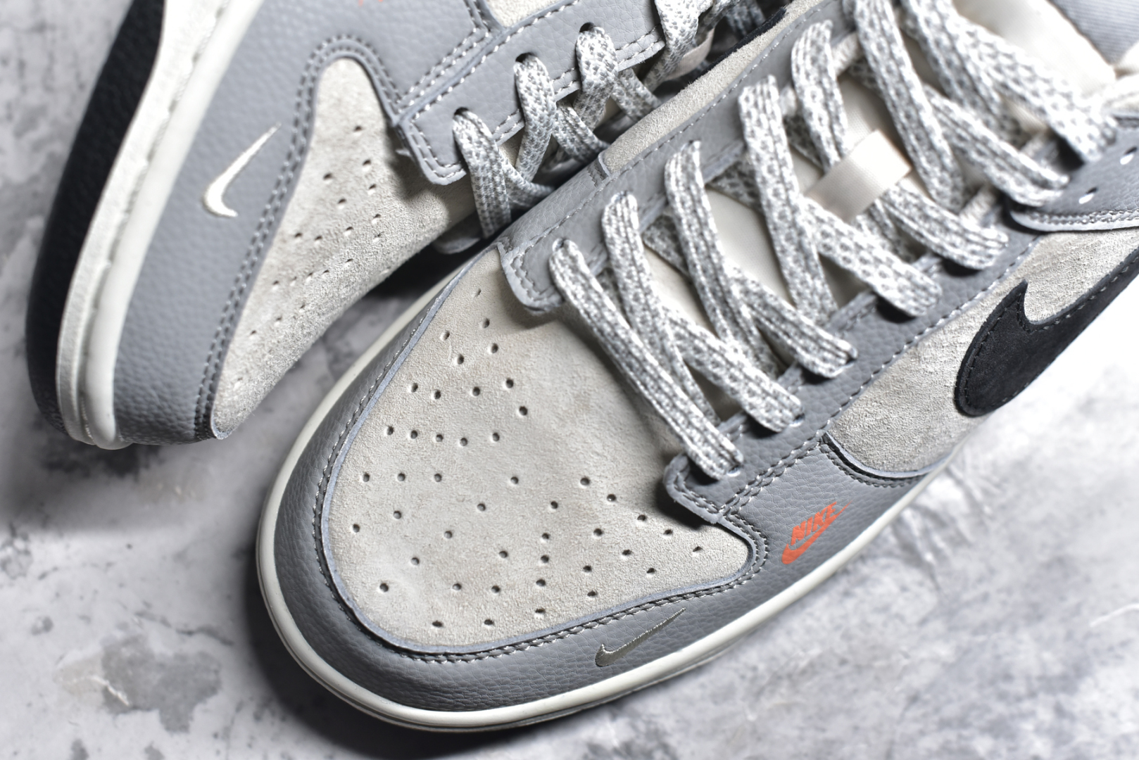 图片[8]-#Nk SB Dunk Low 斯图西联名 刺绣黑勾 周年高端定制 低帮休闲板鞋 DJ2024-095 #定制鞋盒 大厂纯原品质出货 超高清洁度 皮料切割干净无任何毛边 细节完美 尺码：36 36.5 37.5 38 38.5 39 40 40.5 41 42 42.5 43 44 44.5 45-选品中心