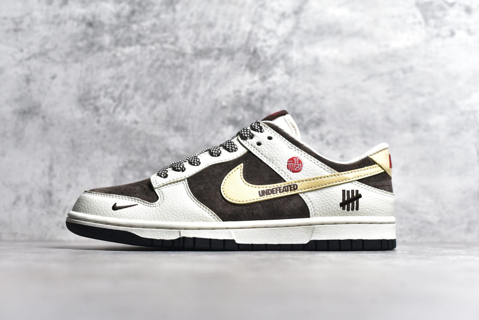 #Nk SB Dunk Low UN联名 米棕卡其勾 周年高端定制 低帮休闲板鞋 DJ2024-089 #定制鞋盒 大厂纯原品质出货 超高清洁度 皮料切割干净无任何毛边 细节完美 尺码：36 36.5 37.5 38 38.5 39 40 40.5 41 42 42.5 43 44 44.5 45-选品中心