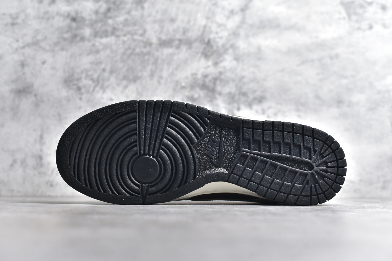 图片[6]-#Nk SB Dunk Low UN联名 米棕卡其勾 周年高端定制 低帮休闲板鞋 DJ2024-089 #定制鞋盒 大厂纯原品质出货 超高清洁度 皮料切割干净无任何毛边 细节完美 尺码：36 36.5 37.5 38 38.5 39 40 40.5 41 42 42.5 43 44 44.5 45-选品中心
