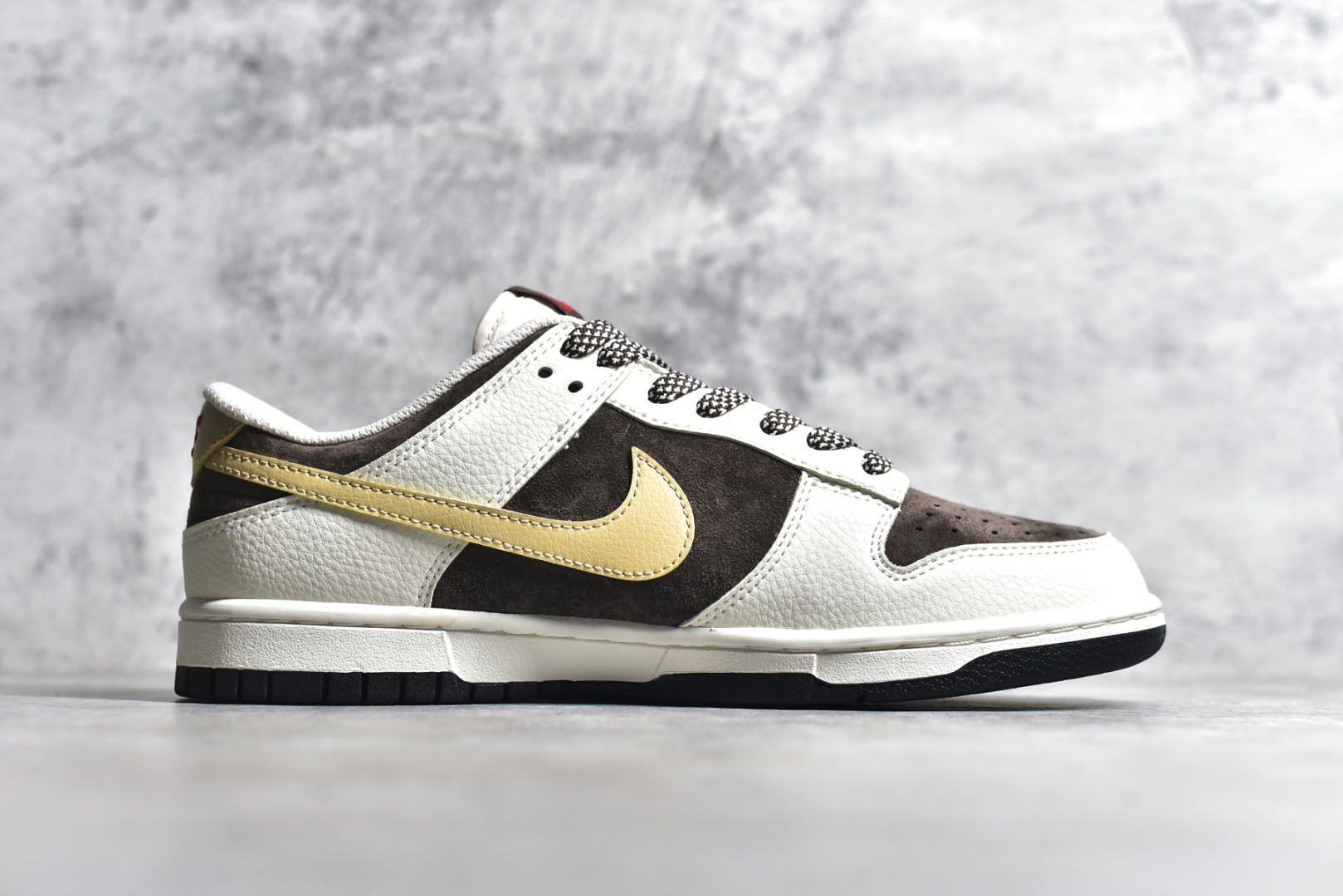 图片[3]-#Nk SB Dunk Low UN联名 米棕卡其勾 周年高端定制 低帮休闲板鞋 DJ2024-089 #定制鞋盒 大厂纯原品质出货 超高清洁度 皮料切割干净无任何毛边 细节完美 尺码：36 36.5 37.5 38 38.5 39 40 40.5 41 42 42.5 43 44 44.5 45-选品中心