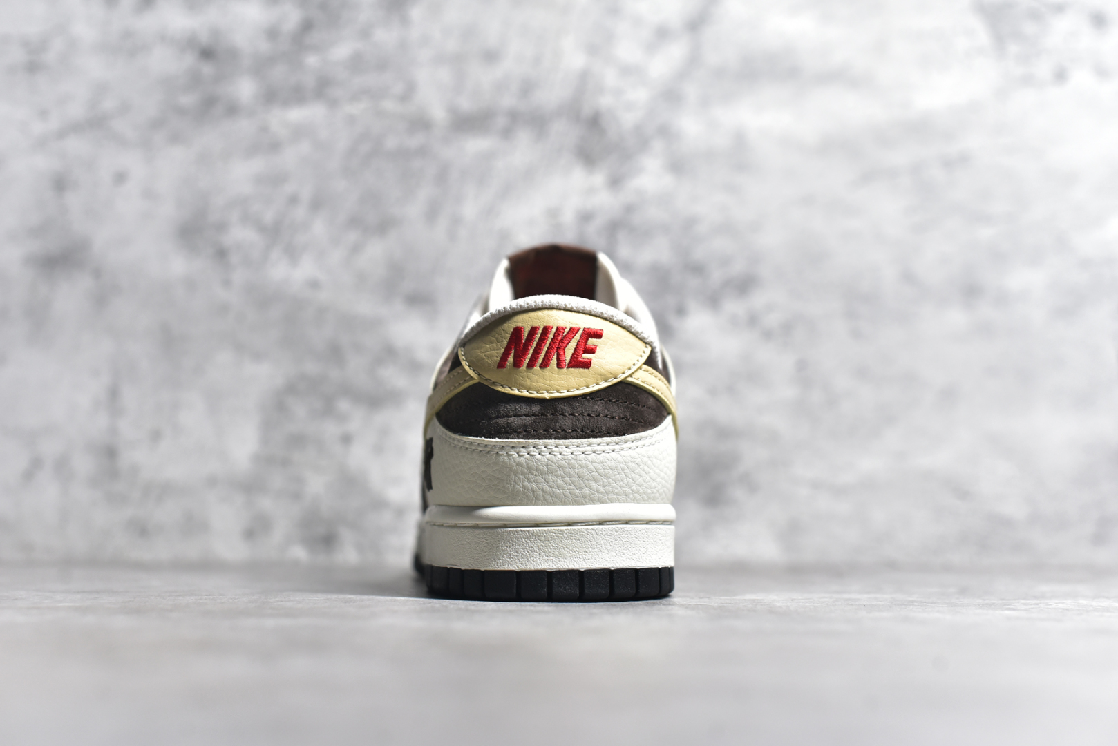 图片[5]-#Nk SB Dunk Low UN联名 米棕卡其勾 周年高端定制 低帮休闲板鞋 DJ2024-089 #定制鞋盒 大厂纯原品质出货 超高清洁度 皮料切割干净无任何毛边 细节完美 尺码：36 36.5 37.5 38 38.5 39 40 40.5 41 42 42.5 43 44 44.5 45-选品中心