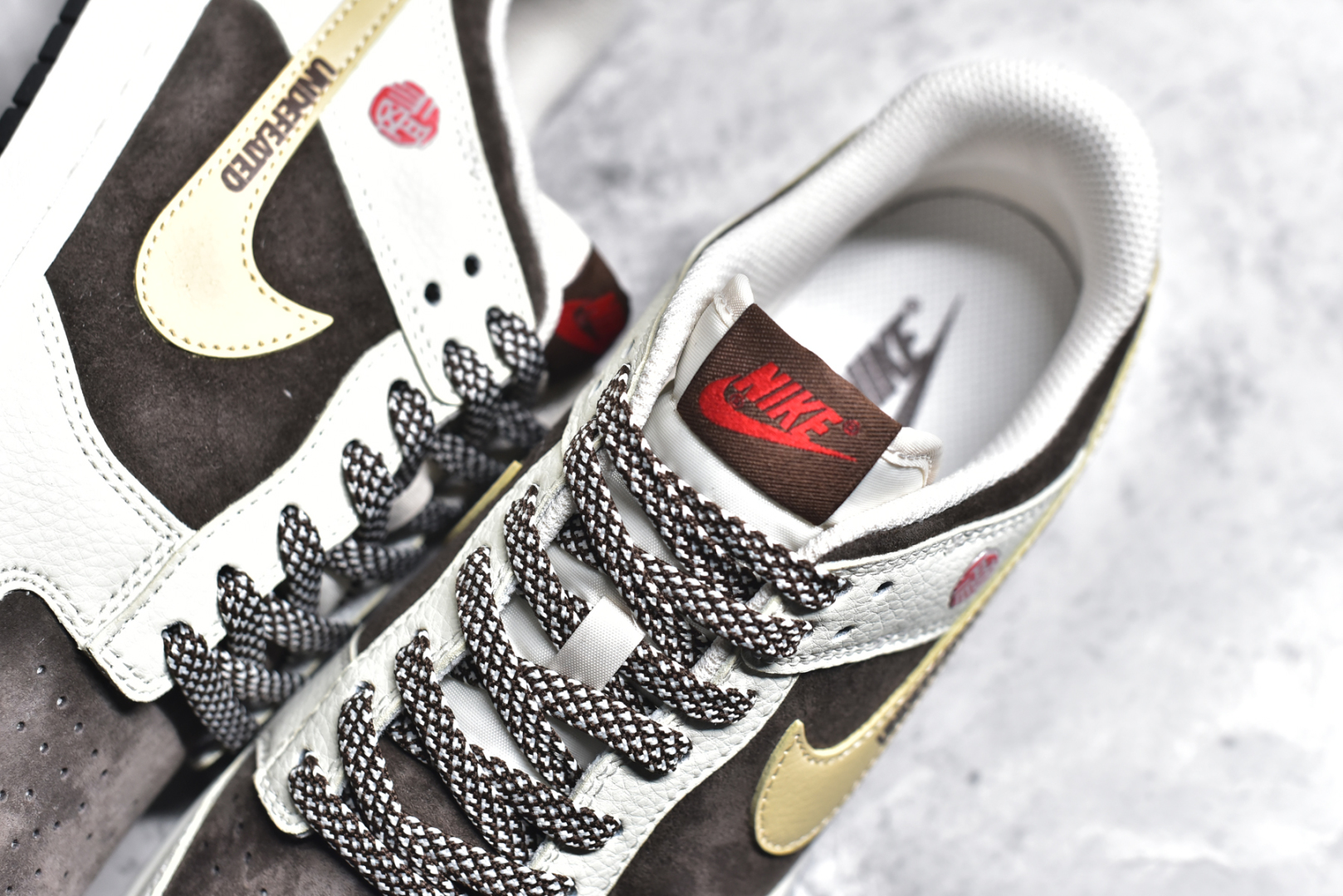 图片[9]-#Nk SB Dunk Low UN联名 米棕卡其勾 周年高端定制 低帮休闲板鞋 DJ2024-089 #定制鞋盒 大厂纯原品质出货 超高清洁度 皮料切割干净无任何毛边 细节完美 尺码：36 36.5 37.5 38 38.5 39 40 40.5 41 42 42.5 43 44 44.5 45-选品中心