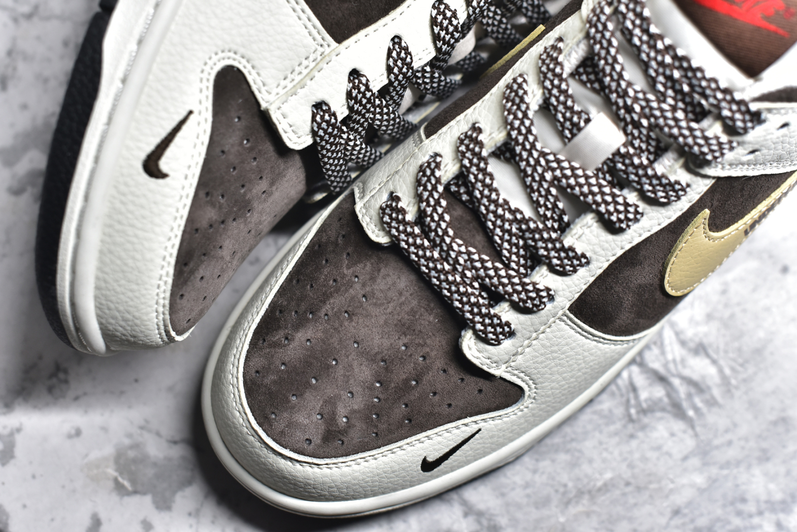 图片[8]-#Nk SB Dunk Low UN联名 米棕卡其勾 周年高端定制 低帮休闲板鞋 DJ2024-089 #定制鞋盒 大厂纯原品质出货 超高清洁度 皮料切割干净无任何毛边 细节完美 尺码：36 36.5 37.5 38 38.5 39 40 40.5 41 42 42.5 43 44 44.5 45-选品中心