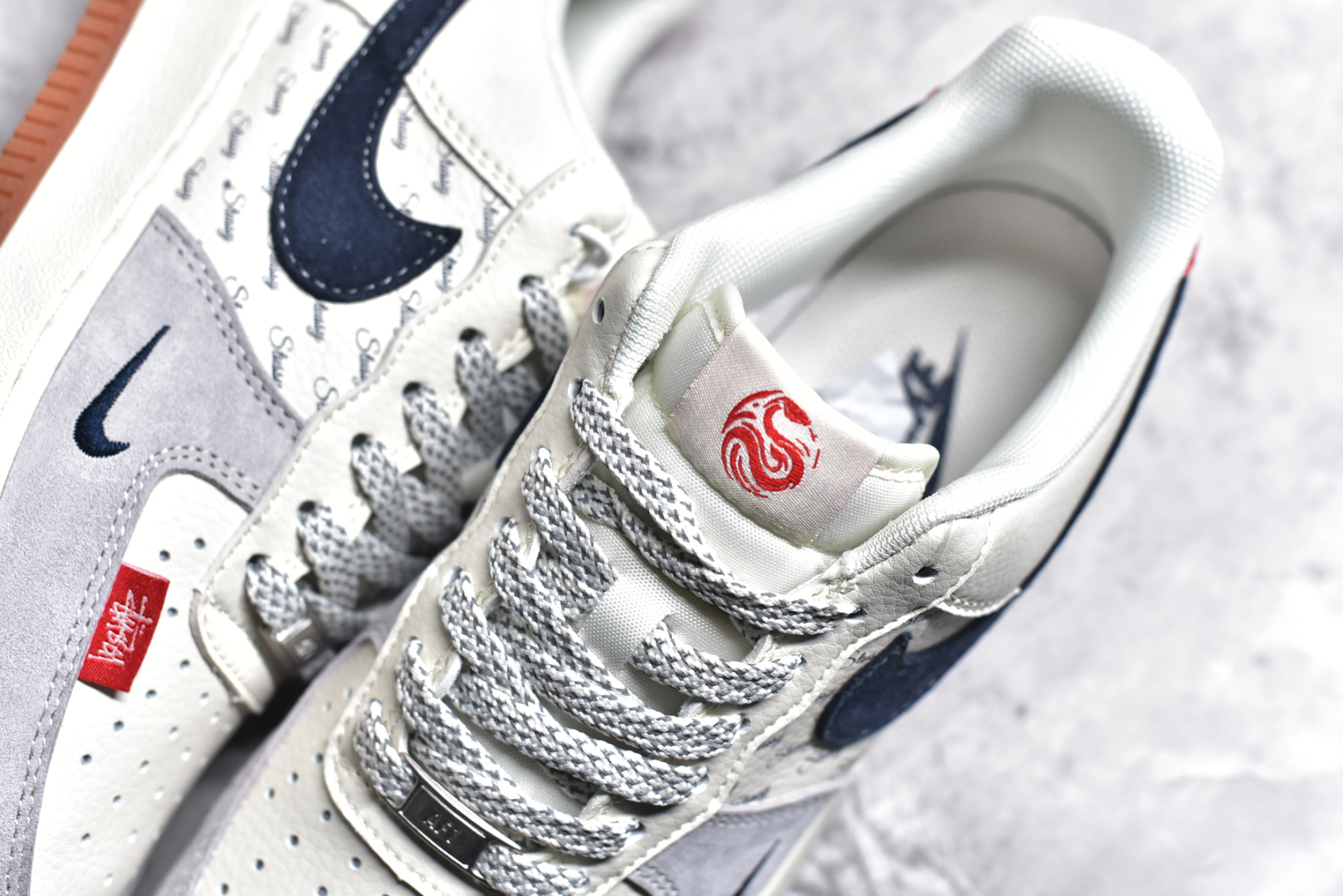 图片[9]-#NK Air Force 1\’07 Low 斯图西联名蛇年限定 小红蛇 空军一号低帮休闲板鞋 XS1958-502 #原楦头原纸板 原装鞋盒 定制五金配件 内置全掌气垫 原厂鞋底 尺码：36 36.5 37.5 38 38.5 39 40 40.5 41 42 42.5 43 44 44.5 45-选品中心