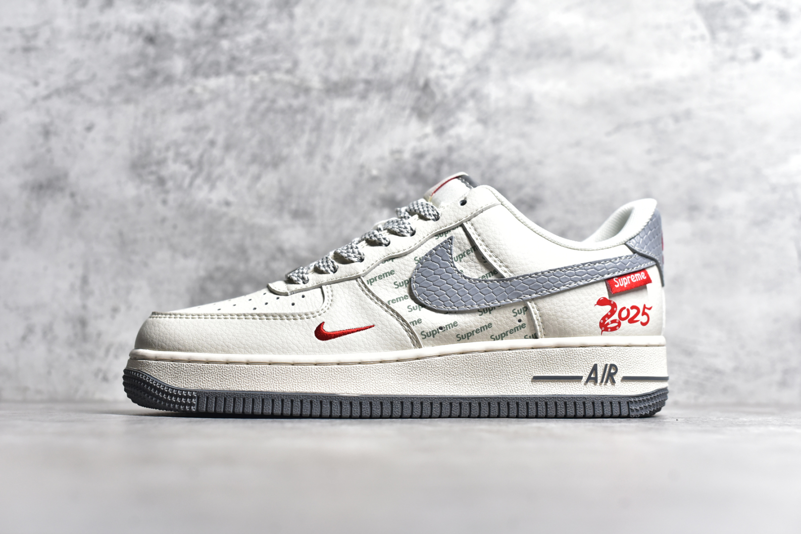 #NK Air Force 1\’07 Low Sup联名蛇年限定 银蛇纹勾 空军一号低帮休闲板鞋 XS1958-503 #原楦头原纸板 原装鞋盒 定制五金配件 内置全掌气垫 原厂鞋底 尺码：36 36.5 37.5 38 38.5 39 40 40.5 41 42 42.5 43 44 44.5 45-选品中心