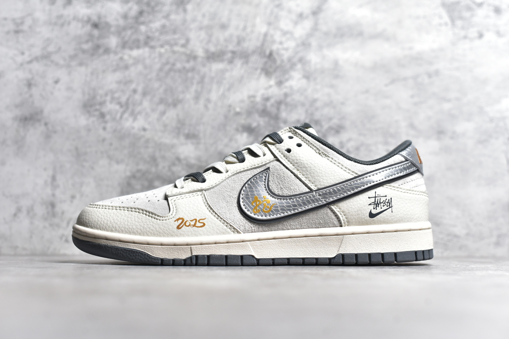 #Nk SB Dunk Low 斯图西蛇年联名 猪八银勾 周年高端定制 低帮休闲板鞋 DM6868-008 #定制鞋盒 大厂纯原品质出货 超高清洁度 皮料切割干净无任何毛边 细节完美 尺码：36 36.5 37.5 38 38.5 39 40 40.5 41 42 42.5 43 44 44.5 45-选品中心