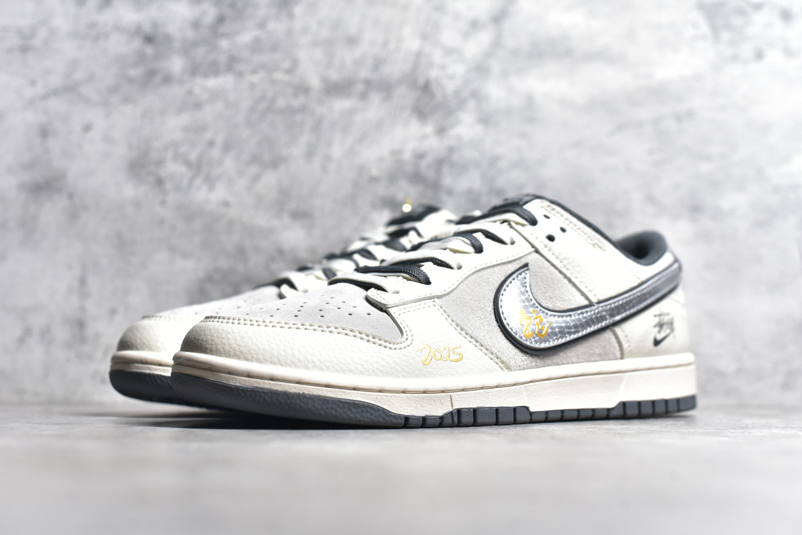图片[2]-#Nk SB Dunk Low 斯图西蛇年联名 猪八银勾 周年高端定制 低帮休闲板鞋 DM6868-008 #定制鞋盒 大厂纯原品质出货 超高清洁度 皮料切割干净无任何毛边 细节完美 尺码：36 36.5 37.5 38 38.5 39 40 40.5 41 42 42.5 43 44 44.5 45-选品中心