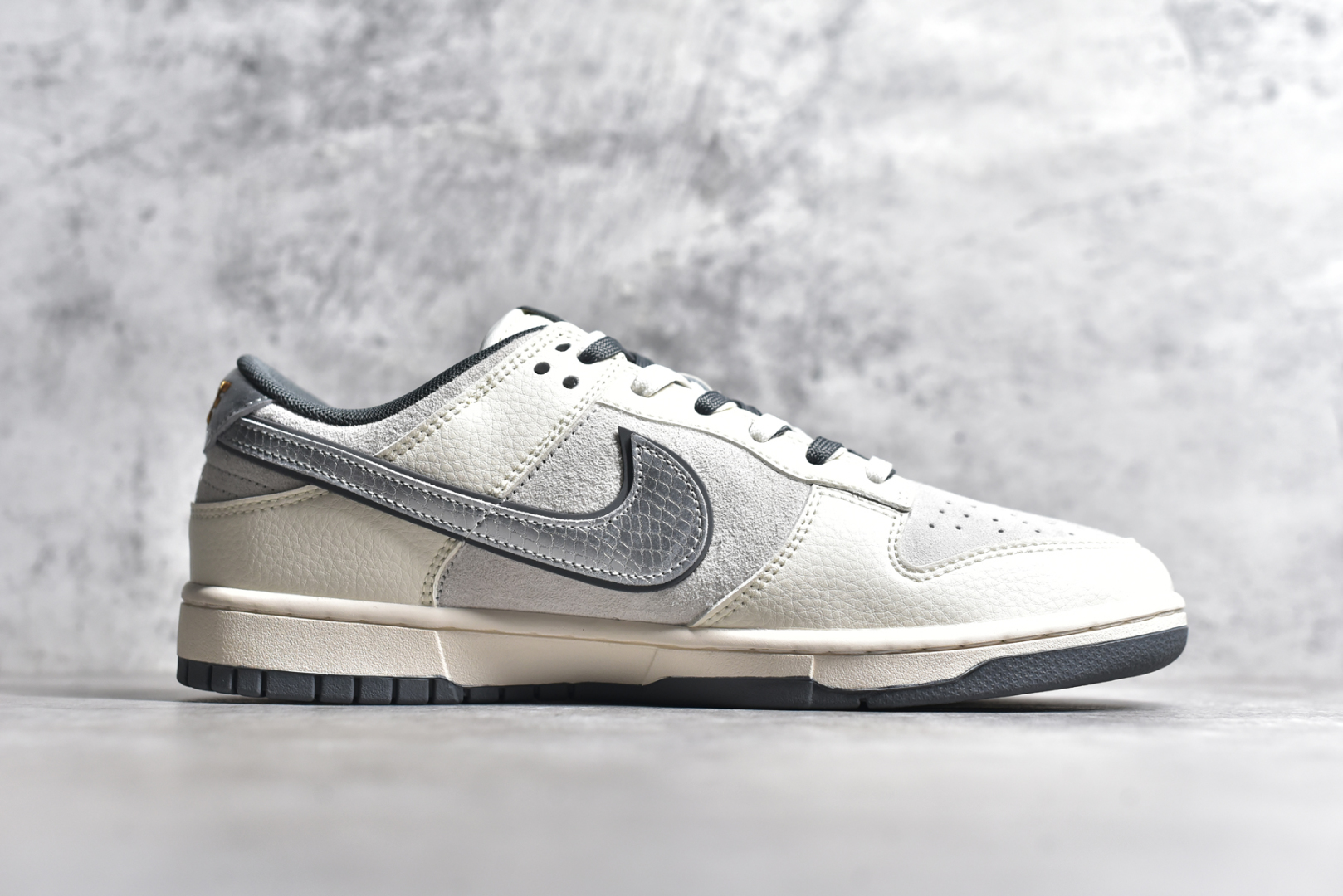 图片[3]-#Nk SB Dunk Low 斯图西蛇年联名 猪八银勾 周年高端定制 低帮休闲板鞋 DM6868-008 #定制鞋盒 大厂纯原品质出货 超高清洁度 皮料切割干净无任何毛边 细节完美 尺码：36 36.5 37.5 38 38.5 39 40 40.5 41 42 42.5 43 44 44.5 45-选品中心