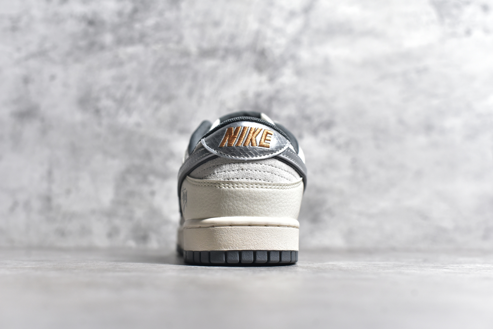 图片[5]-#Nk SB Dunk Low 斯图西蛇年联名 猪八银勾 周年高端定制 低帮休闲板鞋 DM6868-008 #定制鞋盒 大厂纯原品质出货 超高清洁度 皮料切割干净无任何毛边 细节完美 尺码：36 36.5 37.5 38 38.5 39 40 40.5 41 42 42.5 43 44 44.5 45-选品中心