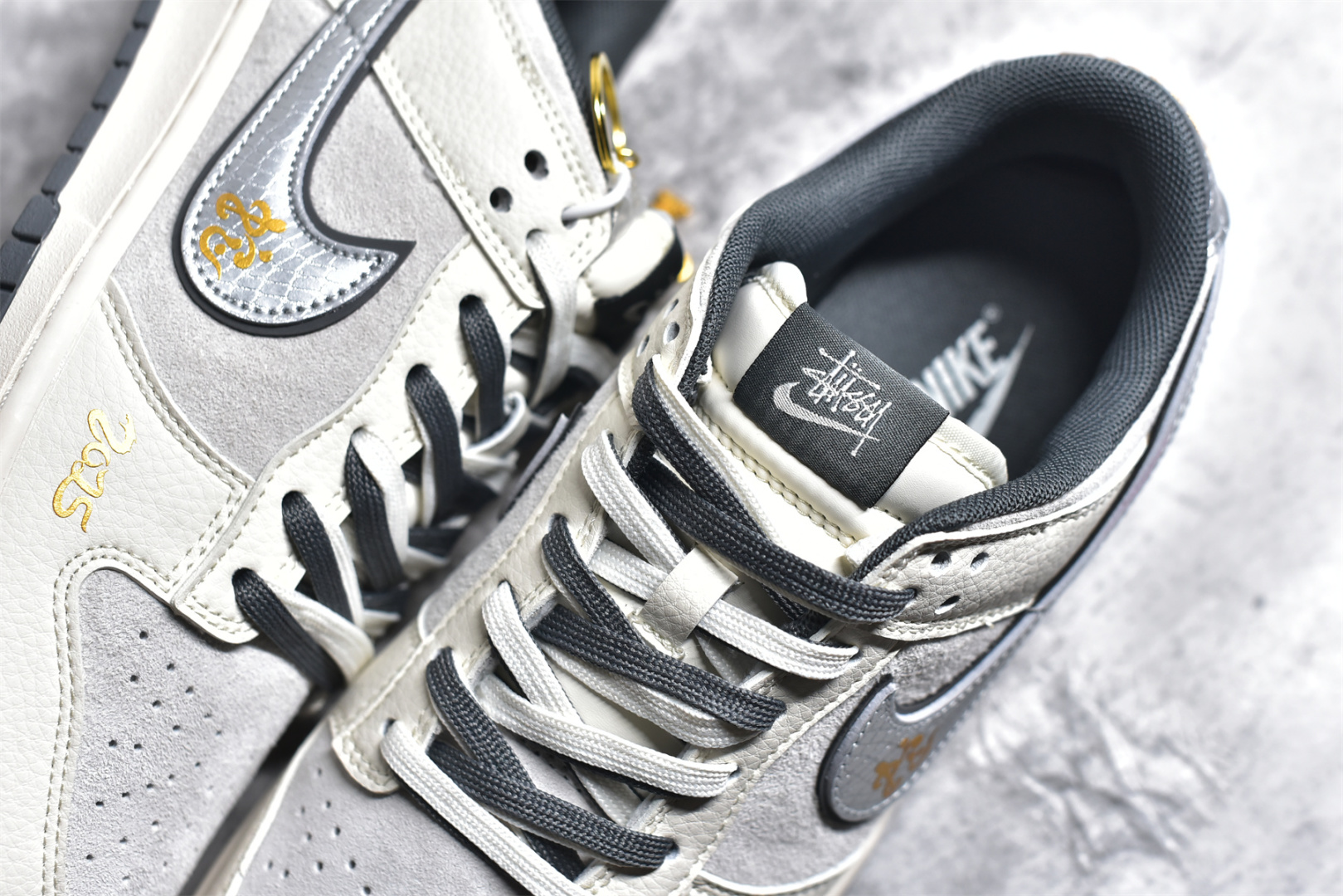 图片[9]-#Nk SB Dunk Low 斯图西蛇年联名 猪八银勾 周年高端定制 低帮休闲板鞋 DM6868-008 #定制鞋盒 大厂纯原品质出货 超高清洁度 皮料切割干净无任何毛边 细节完美 尺码：36 36.5 37.5 38 38.5 39 40 40.5 41 42 42.5 43 44 44.5 45-选品中心