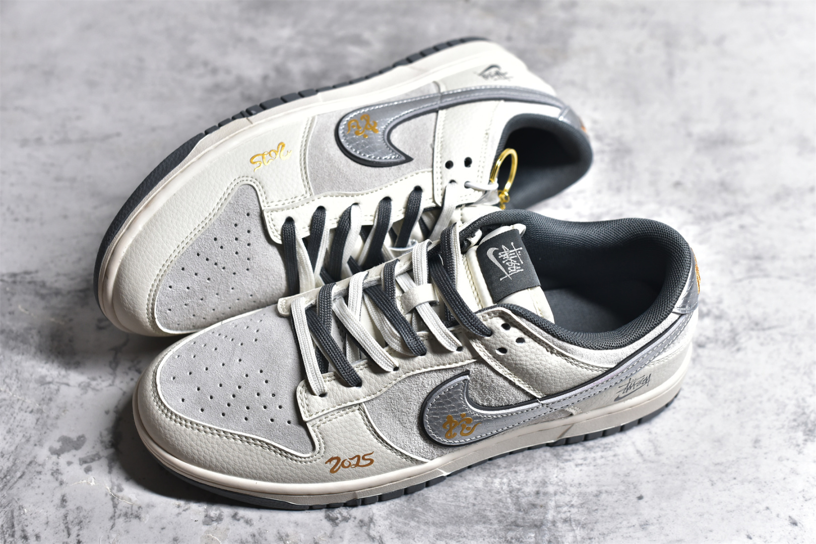 图片[7]-#Nk SB Dunk Low 斯图西蛇年联名 猪八银勾 周年高端定制 低帮休闲板鞋 DM6868-008 #定制鞋盒 大厂纯原品质出货 超高清洁度 皮料切割干净无任何毛边 细节完美 尺码：36 36.5 37.5 38 38.5 39 40 40.5 41 42 42.5 43 44 44.5 45-选品中心