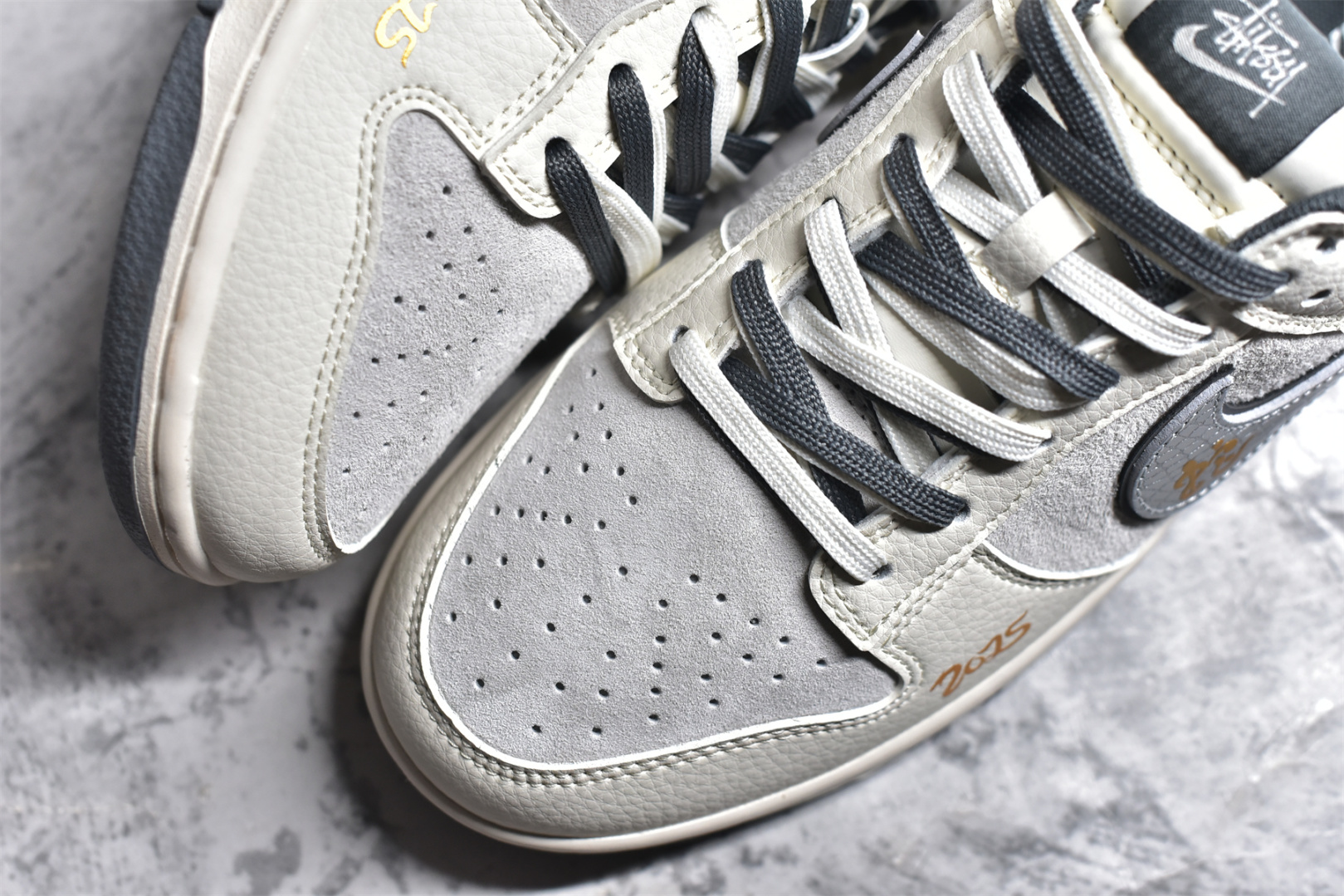 图片[8]-#Nk SB Dunk Low 斯图西蛇年联名 猪八银勾 周年高端定制 低帮休闲板鞋 DM6868-008 #定制鞋盒 大厂纯原品质出货 超高清洁度 皮料切割干净无任何毛边 细节完美 尺码：36 36.5 37.5 38 38.5 39 40 40.5 41 42 42.5 43 44 44.5 45-选品中心