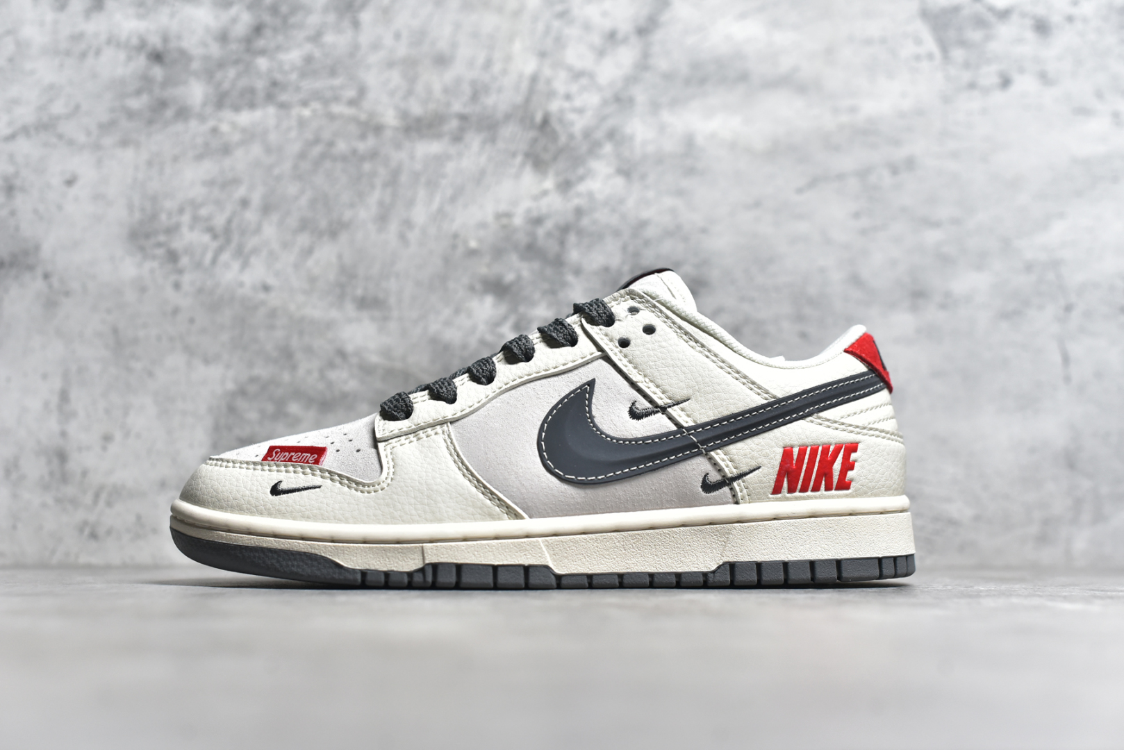 #NK SB Dunk Low x Supreme 米灰三小钩满天星 纯原大厂出品 极力推荐👏 原装头层材料 独家版型蒸餾加工 帶來的是更好的视觉和脚感体验 大厂纯原品质出货 清洁度 电绣工艺 皮料切割干净无任何毛边 细节完美 货号：FC1688 205XK 尺码：36 36.5 37.5 38 38.5 39 40 40.5 41 42 42.5 43 44 44.5 45-选品中心