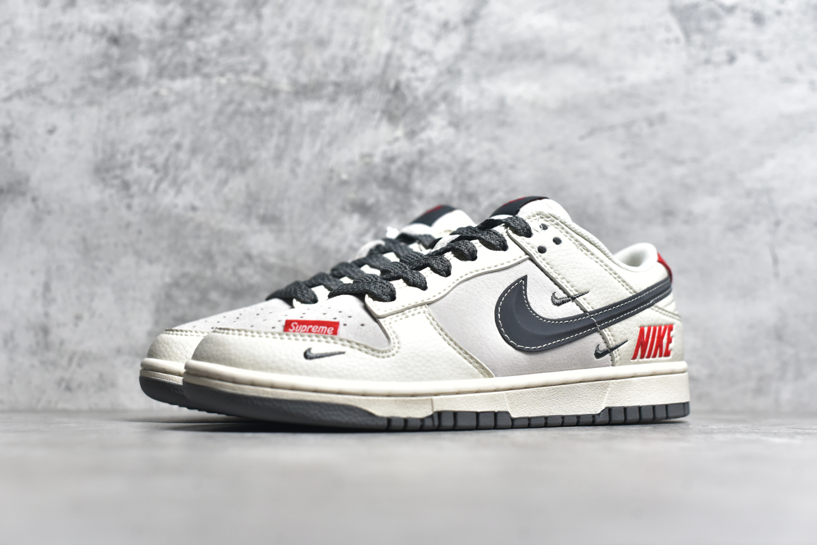图片[2]-#NK SB Dunk Low x Supreme 米灰三小钩满天星 纯原大厂出品 极力推荐👏 原装头层材料 独家版型蒸餾加工 帶來的是更好的视觉和脚感体验 大厂纯原品质出货 清洁度 电绣工艺 皮料切割干净无任何毛边 细节完美 货号：FC1688 205XK 尺码：36 36.5 37.5 38 38.5 39 40 40.5 41 42 42.5 43 44 44.5 45-选品中心
