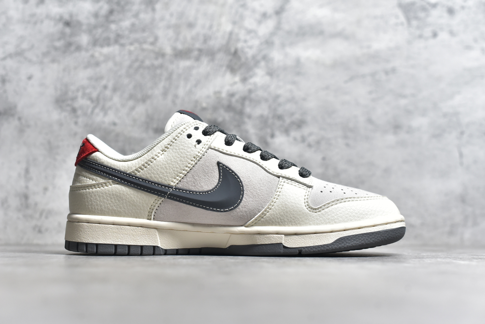图片[3]-#NK SB Dunk Low x Supreme 米灰三小钩满天星 纯原大厂出品 极力推荐👏 原装头层材料 独家版型蒸餾加工 帶來的是更好的视觉和脚感体验 大厂纯原品质出货 清洁度 电绣工艺 皮料切割干净无任何毛边 细节完美 货号：FC1688 205XK 尺码：36 36.5 37.5 38 38.5 39 40 40.5 41 42 42.5 43 44 44.5 45-选品中心