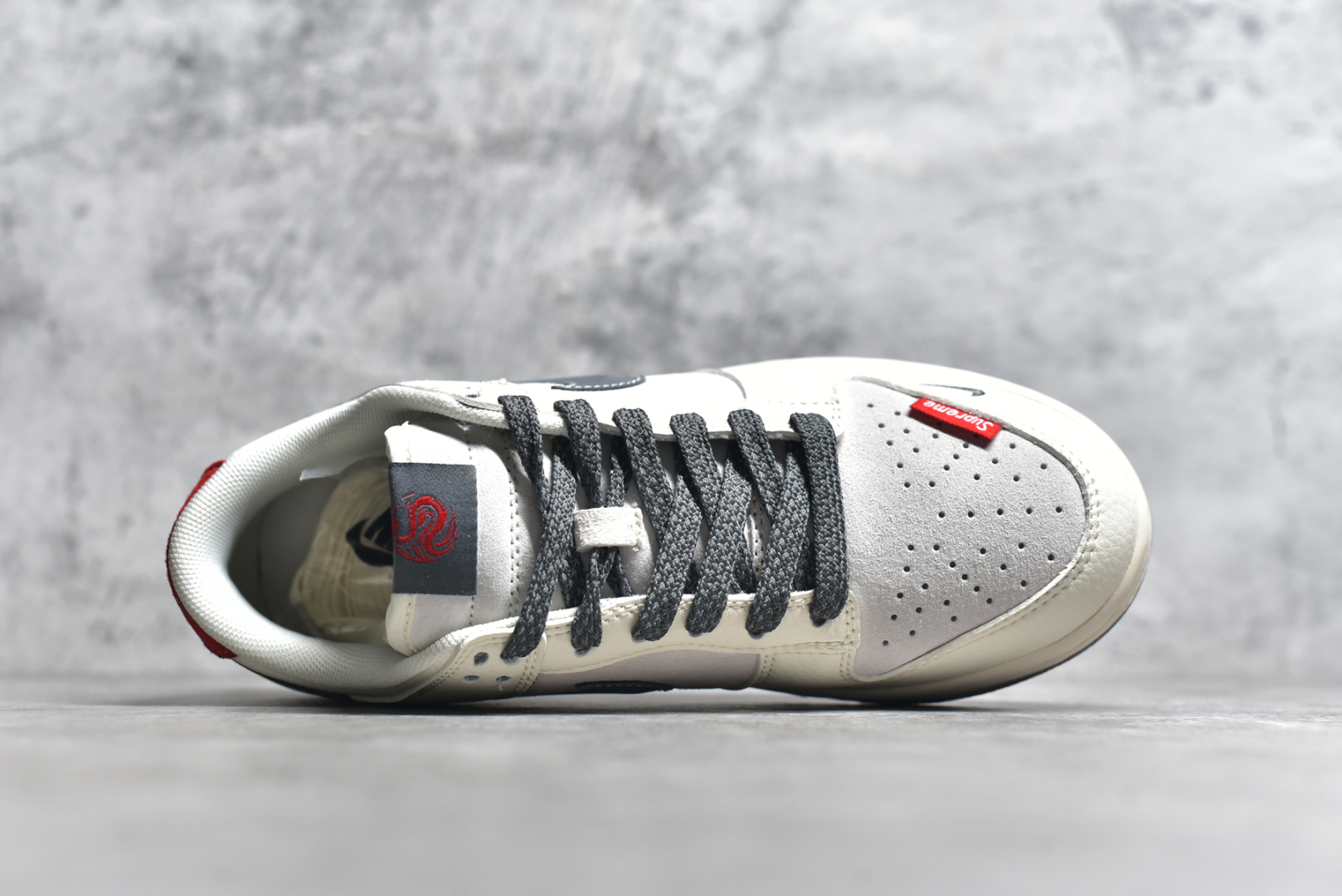 图片[4]-#NK SB Dunk Low x Supreme 米灰三小钩满天星 纯原大厂出品 极力推荐👏 原装头层材料 独家版型蒸餾加工 帶來的是更好的视觉和脚感体验 大厂纯原品质出货 清洁度 电绣工艺 皮料切割干净无任何毛边 细节完美 货号：FC1688 205XK 尺码：36 36.5 37.5 38 38.5 39 40 40.5 41 42 42.5 43 44 44.5 45-选品中心