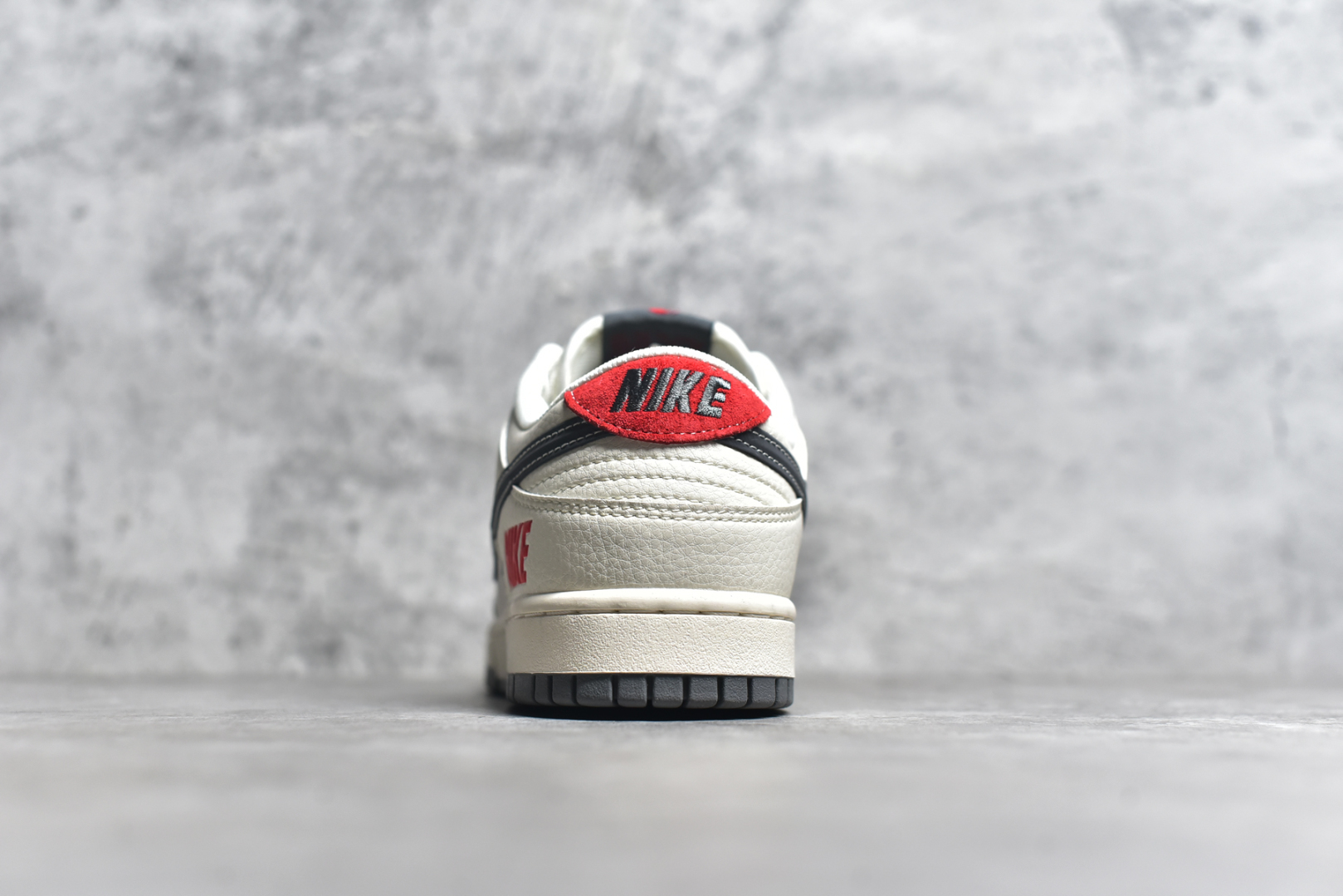 图片[5]-#NK SB Dunk Low x Supreme 米灰三小钩满天星 纯原大厂出品 极力推荐👏 原装头层材料 独家版型蒸餾加工 帶來的是更好的视觉和脚感体验 大厂纯原品质出货 清洁度 电绣工艺 皮料切割干净无任何毛边 细节完美 货号：FC1688 205XK 尺码：36 36.5 37.5 38 38.5 39 40 40.5 41 42 42.5 43 44 44.5 45-选品中心