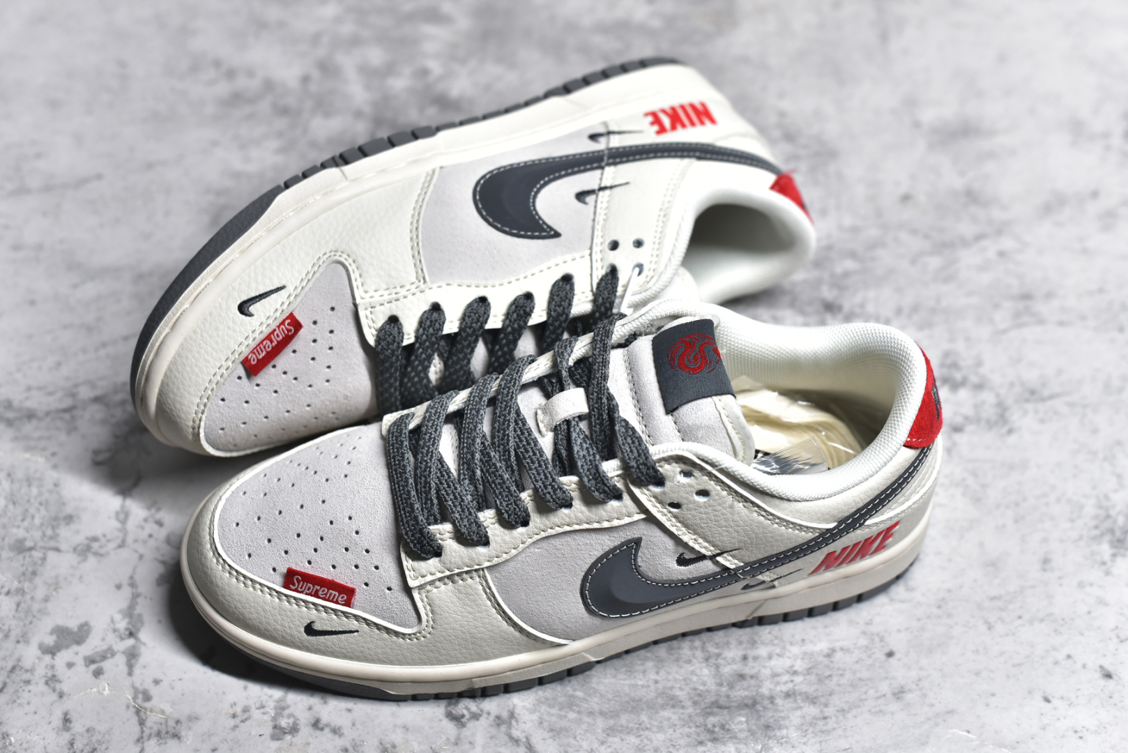 图片[7]-#NK SB Dunk Low x Supreme 米灰三小钩满天星 纯原大厂出品 极力推荐👏 原装头层材料 独家版型蒸餾加工 帶來的是更好的视觉和脚感体验 大厂纯原品质出货 清洁度 电绣工艺 皮料切割干净无任何毛边 细节完美 货号：FC1688 205XK 尺码：36 36.5 37.5 38 38.5 39 40 40.5 41 42 42.5 43 44 44.5 45-选品中心