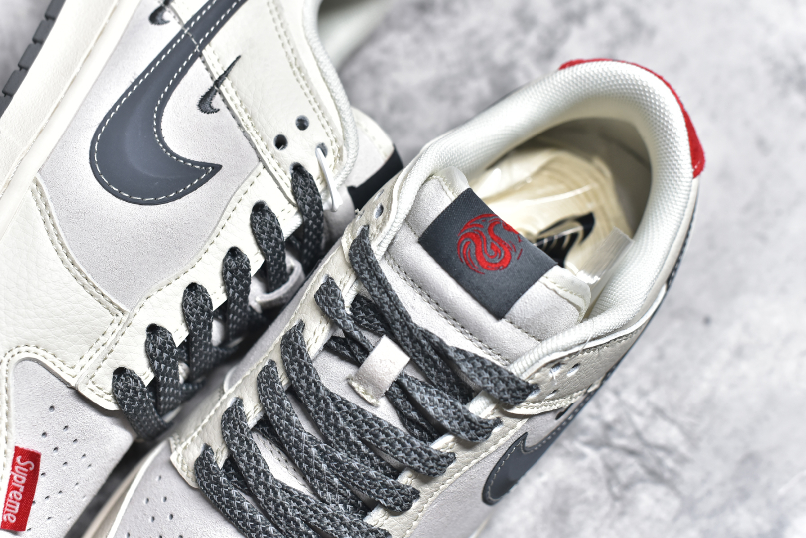 图片[9]-#NK SB Dunk Low x Supreme 米灰三小钩满天星 纯原大厂出品 极力推荐👏 原装头层材料 独家版型蒸餾加工 帶來的是更好的视觉和脚感体验 大厂纯原品质出货 清洁度 电绣工艺 皮料切割干净无任何毛边 细节完美 货号：FC1688 205XK 尺码：36 36.5 37.5 38 38.5 39 40 40.5 41 42 42.5 43 44 44.5 45-选品中心