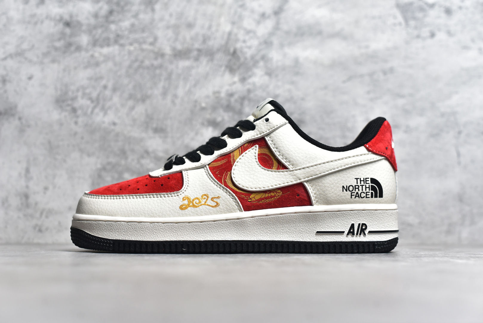 #NK Air Force 1 Low 07 x The North Face 蛇年限定 白红 原楦头原纸板 打造纯正低帮空军版型 专注外贸渠道 全掌内置蜂窝气垫 原盒配件 原厂中底钢印、拉帮完美 货号：DM6688 028 尺码：36 36.5 37.5 38 38.5 39 40 40.5 41 42 42.5 43 44 44.5 45-选品中心