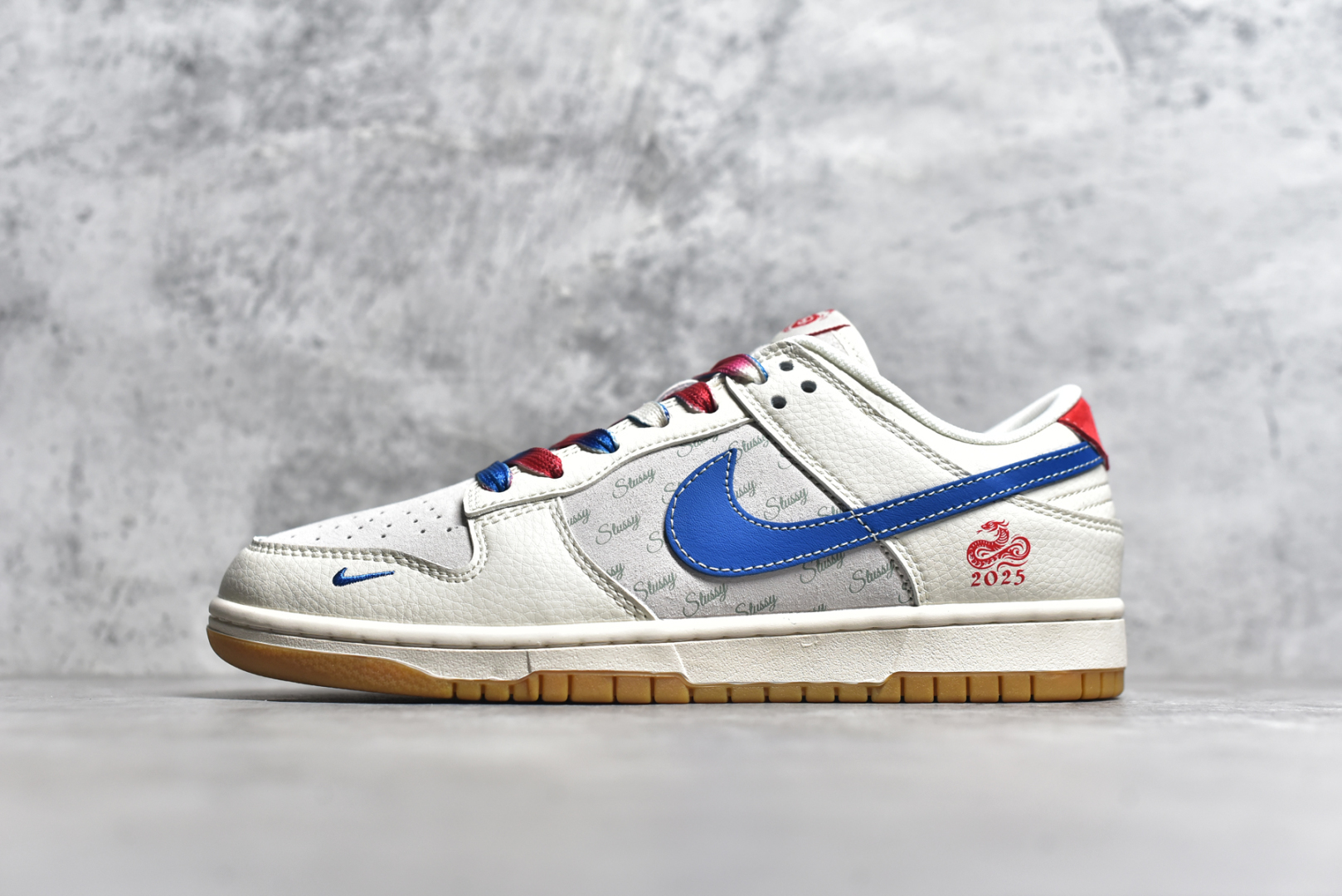 #NK SB Dunk Low 蛇年限定 白蓝红小钩渐变鞋带 纯原大厂出品 极力推荐👏 原装头层材料 独家版型蒸餾加工 帶來的是更好的视觉和脚感体验 大厂纯原品质出货 清洁度 电绣工艺 皮料切割干净无任何毛边 细节完美 货号：FC1688 207XK 尺码：36 36.5 37.5 38 38.5 39 40 40.5 41 42 42.5 43 44 44.5 45-选品中心