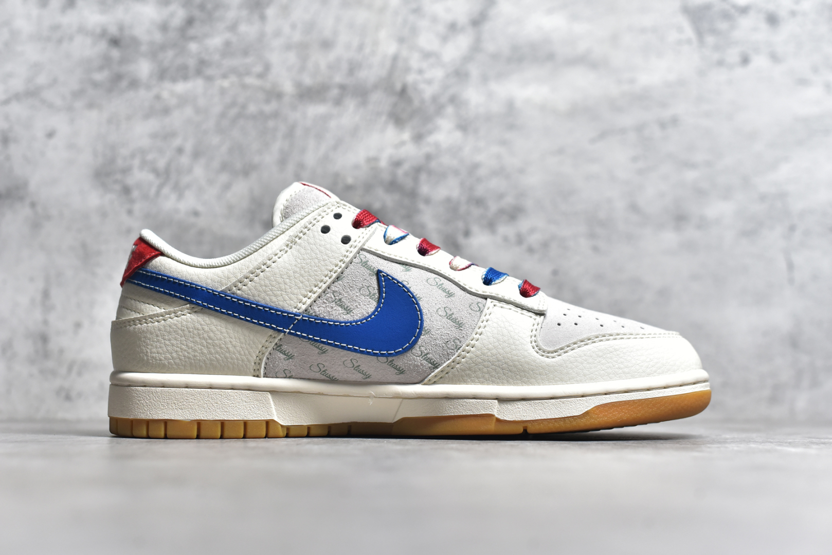 图片[3]-#NK SB Dunk Low 蛇年限定 白蓝红小钩渐变鞋带 纯原大厂出品 极力推荐👏 原装头层材料 独家版型蒸餾加工 帶來的是更好的视觉和脚感体验 大厂纯原品质出货 清洁度 电绣工艺 皮料切割干净无任何毛边 细节完美 货号：FC1688 207XK 尺码：36 36.5 37.5 38 38.5 39 40 40.5 41 42 42.5 43 44 44.5 45-选品中心