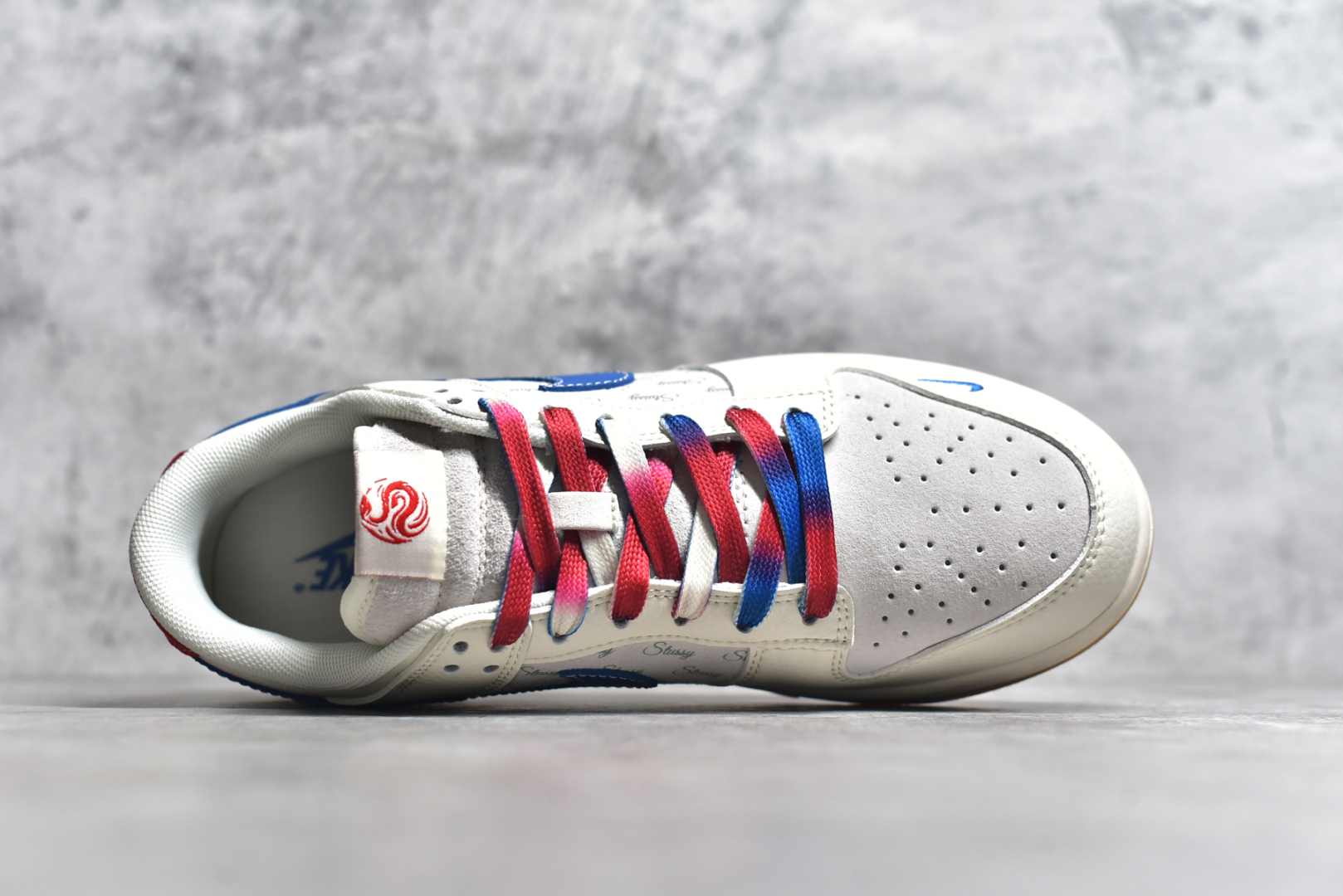 图片[4]-#NK SB Dunk Low 蛇年限定 白蓝红小钩渐变鞋带 纯原大厂出品 极力推荐👏 原装头层材料 独家版型蒸餾加工 帶來的是更好的视觉和脚感体验 大厂纯原品质出货 清洁度 电绣工艺 皮料切割干净无任何毛边 细节完美 货号：FC1688 207XK 尺码：36 36.5 37.5 38 38.5 39 40 40.5 41 42 42.5 43 44 44.5 45-选品中心