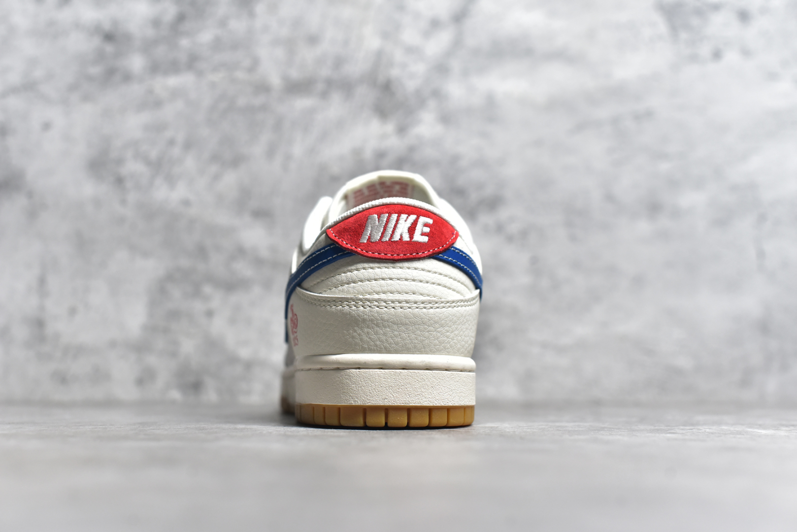 图片[5]-#NK SB Dunk Low 蛇年限定 白蓝红小钩渐变鞋带 纯原大厂出品 极力推荐👏 原装头层材料 独家版型蒸餾加工 帶來的是更好的视觉和脚感体验 大厂纯原品质出货 清洁度 电绣工艺 皮料切割干净无任何毛边 细节完美 货号：FC1688 207XK 尺码：36 36.5 37.5 38 38.5 39 40 40.5 41 42 42.5 43 44 44.5 45-选品中心