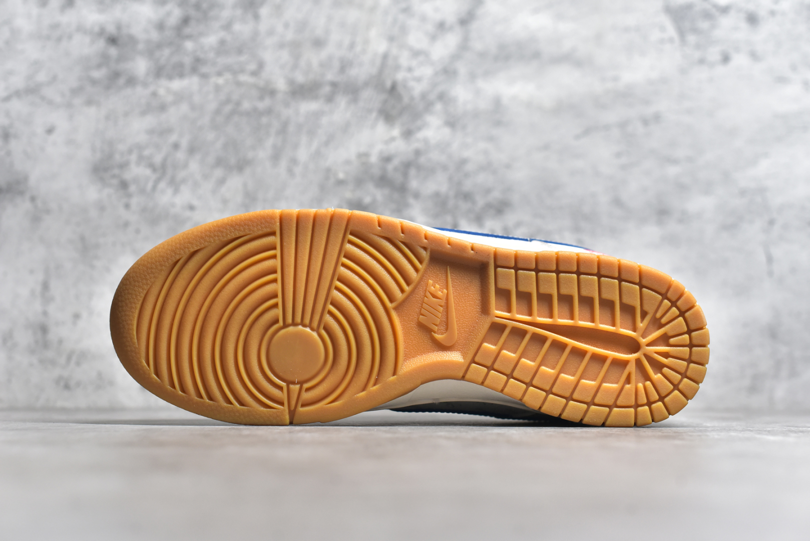 图片[6]-#NK SB Dunk Low 蛇年限定 白蓝红小钩渐变鞋带 纯原大厂出品 极力推荐👏 原装头层材料 独家版型蒸餾加工 帶來的是更好的视觉和脚感体验 大厂纯原品质出货 清洁度 电绣工艺 皮料切割干净无任何毛边 细节完美 货号：FC1688 207XK 尺码：36 36.5 37.5 38 38.5 39 40 40.5 41 42 42.5 43 44 44.5 45-选品中心