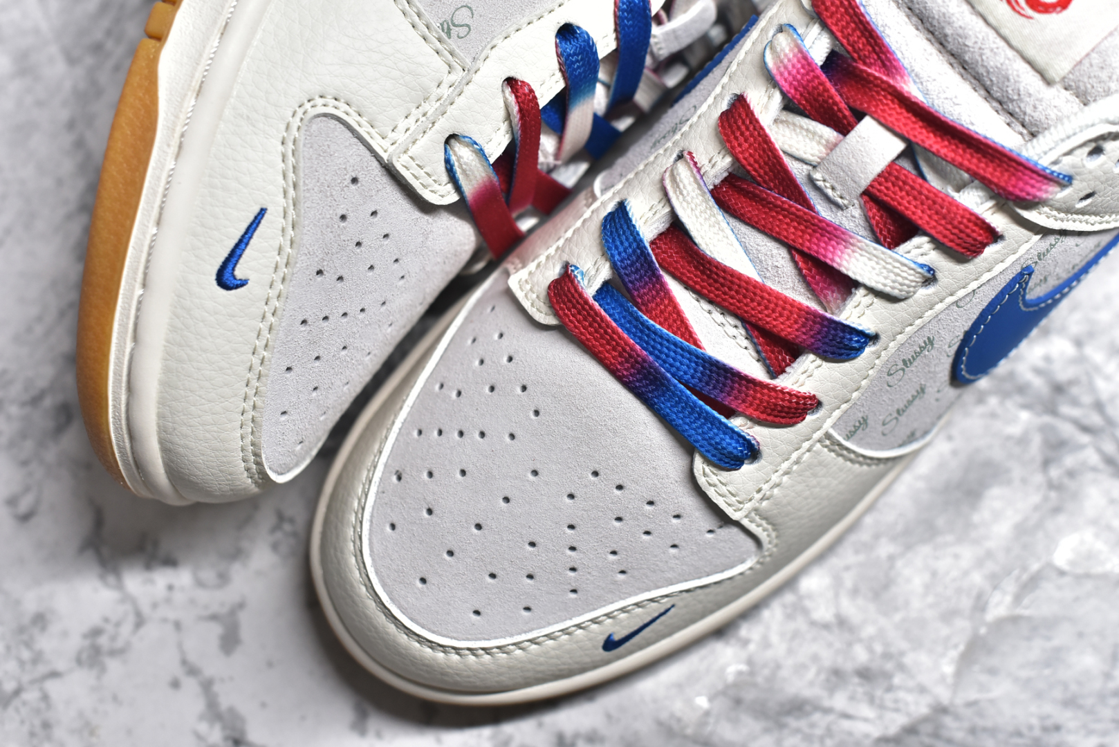 图片[8]-#NK SB Dunk Low 蛇年限定 白蓝红小钩渐变鞋带 纯原大厂出品 极力推荐👏 原装头层材料 独家版型蒸餾加工 帶來的是更好的视觉和脚感体验 大厂纯原品质出货 清洁度 电绣工艺 皮料切割干净无任何毛边 细节完美 货号：FC1688 207XK 尺码：36 36.5 37.5 38 38.5 39 40 40.5 41 42 42.5 43 44 44.5 45-选品中心