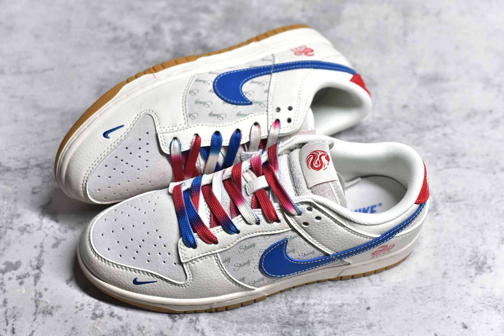 图片[7]-#NK SB Dunk Low 蛇年限定 白蓝红小钩渐变鞋带 纯原大厂出品 极力推荐👏 原装头层材料 独家版型蒸餾加工 帶來的是更好的视觉和脚感体验 大厂纯原品质出货 清洁度 电绣工艺 皮料切割干净无任何毛边 细节完美 货号：FC1688 207XK 尺码：36 36.5 37.5 38 38.5 39 40 40.5 41 42 42.5 43 44 44.5 45-选品中心