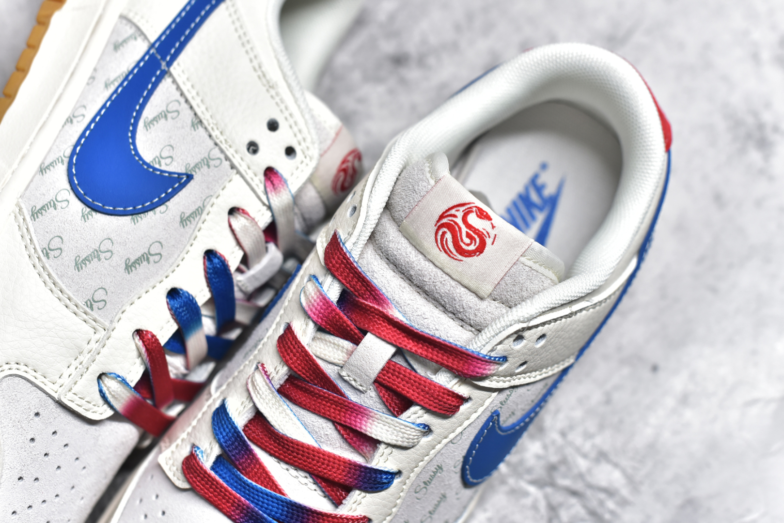 图片[9]-#NK SB Dunk Low 蛇年限定 白蓝红小钩渐变鞋带 纯原大厂出品 极力推荐👏 原装头层材料 独家版型蒸餾加工 帶來的是更好的视觉和脚感体验 大厂纯原品质出货 清洁度 电绣工艺 皮料切割干净无任何毛边 细节完美 货号：FC1688 207XK 尺码：36 36.5 37.5 38 38.5 39 40 40.5 41 42 42.5 43 44 44.5 45-选品中心