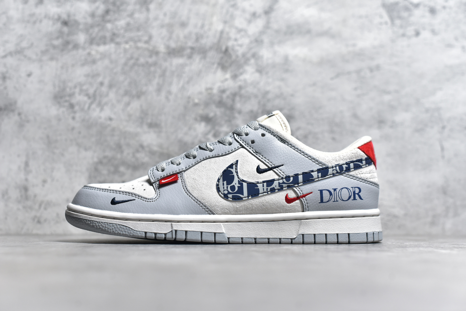 #NK SB Dunk Low x DIOR 灰蓝三小钩 纯原大厂出品 极力推荐👏 原装头层材料 独家版型蒸餾加工 帶來的是更好的视觉和脚感体验 大厂纯原品质出货 清洁度 电绣工艺 皮料切割干净无任何毛边 细节完美 货号：DJ2024 126XK 尺码：36 36.5 37.5 38 38.5 39 40 40.5 41 42 42.5 43 44 44.5 45-选品中心
