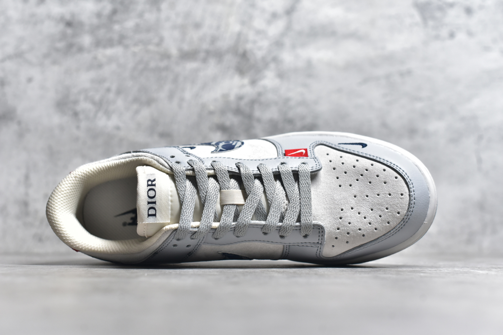 图片[4]-#NK SB Dunk Low x DIOR 灰蓝三小钩 纯原大厂出品 极力推荐👏 原装头层材料 独家版型蒸餾加工 帶來的是更好的视觉和脚感体验 大厂纯原品质出货 清洁度 电绣工艺 皮料切割干净无任何毛边 细节完美 货号：DJ2024 126XK 尺码：36 36.5 37.5 38 38.5 39 40 40.5 41 42 42.5 43 44 44.5 45-选品中心