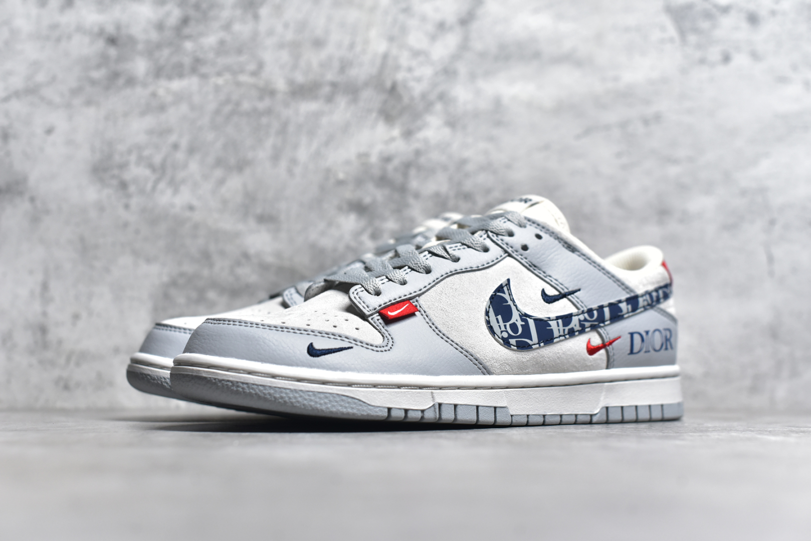 图片[2]-#NK SB Dunk Low x DIOR 灰蓝三小钩 纯原大厂出品 极力推荐👏 原装头层材料 独家版型蒸餾加工 帶來的是更好的视觉和脚感体验 大厂纯原品质出货 清洁度 电绣工艺 皮料切割干净无任何毛边 细节完美 货号：DJ2024 126XK 尺码：36 36.5 37.5 38 38.5 39 40 40.5 41 42 42.5 43 44 44.5 45-选品中心