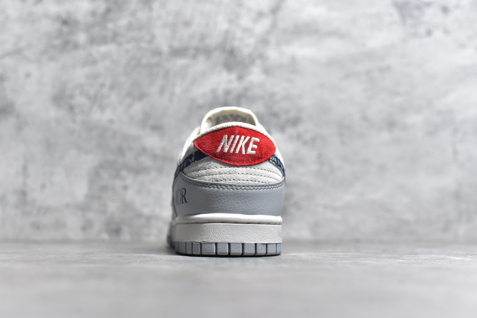 图片[5]-#NK SB Dunk Low x DIOR 灰蓝三小钩 纯原大厂出品 极力推荐👏 原装头层材料 独家版型蒸餾加工 帶來的是更好的视觉和脚感体验 大厂纯原品质出货 清洁度 电绣工艺 皮料切割干净无任何毛边 细节完美 货号：DJ2024 126XK 尺码：36 36.5 37.5 38 38.5 39 40 40.5 41 42 42.5 43 44 44.5 45-选品中心