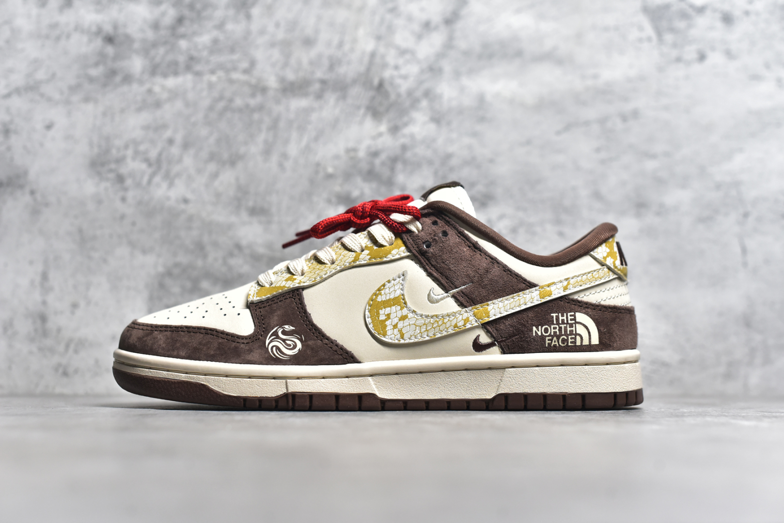 #NK SB Dunk Low“ 北面联名蛇年限定——米棕白蛇” 周年高端定制 低帮休闲板鞋 定制鞋盒 大厂纯原品质出货 超高清洁度 皮料切割干净无任何毛边 细节完美 货号：CH8311-234 尺码：36 36.5 37.5 38 38.5 39 40 40.5 41 42 42.5 43 44 44.5 45-选品中心