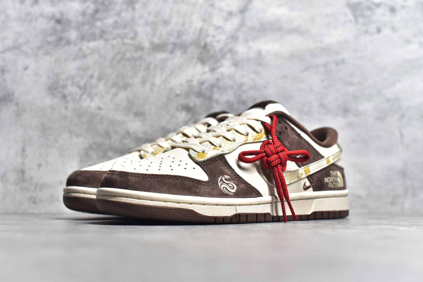 图片[2]-#NK SB Dunk Low“ 北面联名蛇年限定——米棕白蛇” 周年高端定制 低帮休闲板鞋 定制鞋盒 大厂纯原品质出货 超高清洁度 皮料切割干净无任何毛边 细节完美 货号：CH8311-234 尺码：36 36.5 37.5 38 38.5 39 40 40.5 41 42 42.5 43 44 44.5 45-选品中心